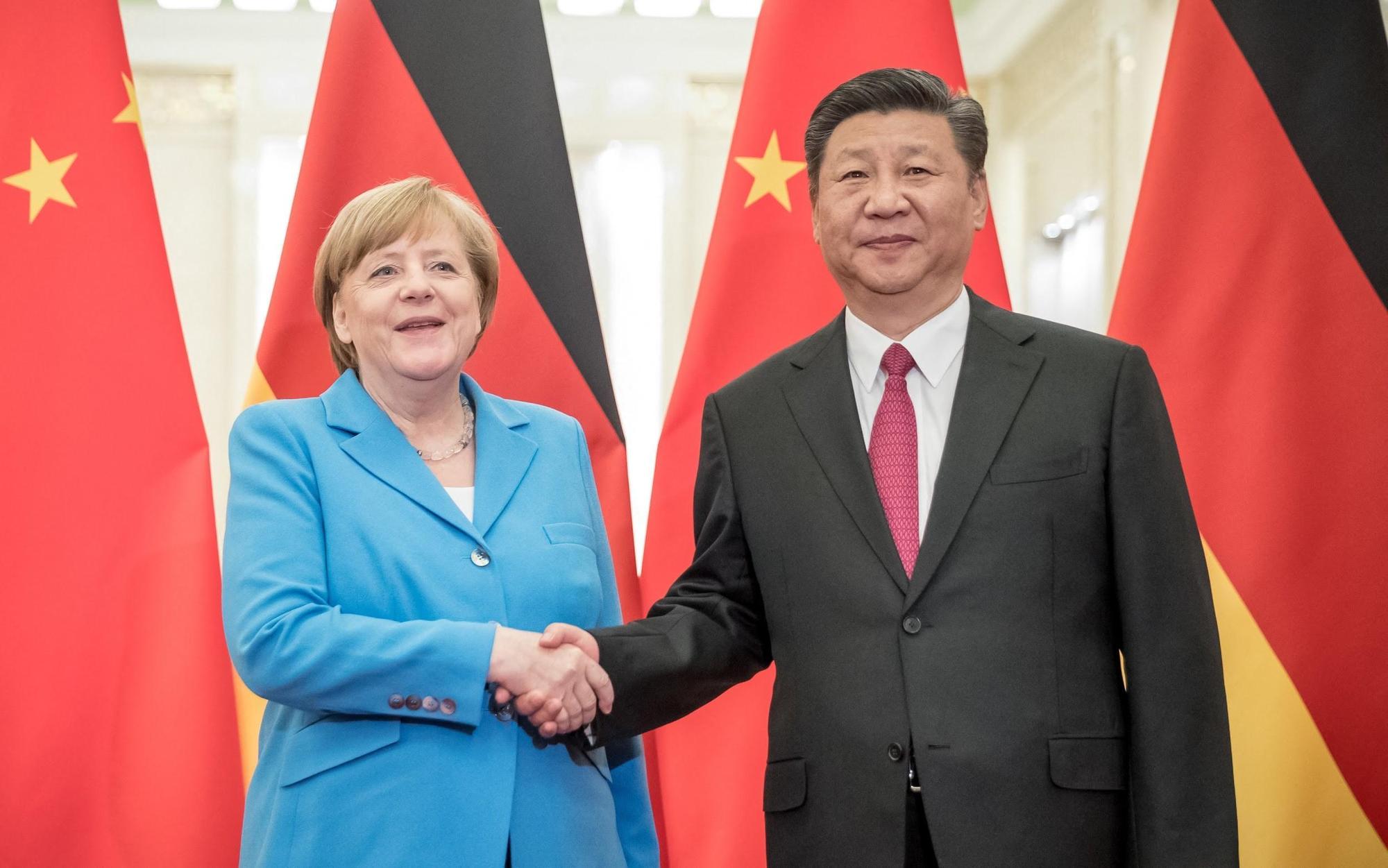 德國總理梅克爾（左）去年5月造訪中國大陸與習近平會面。（公視提供）