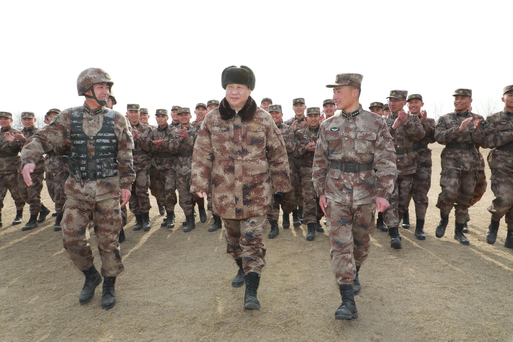 中共領導人習近平（前中）巡視軍隊。（公視提供）