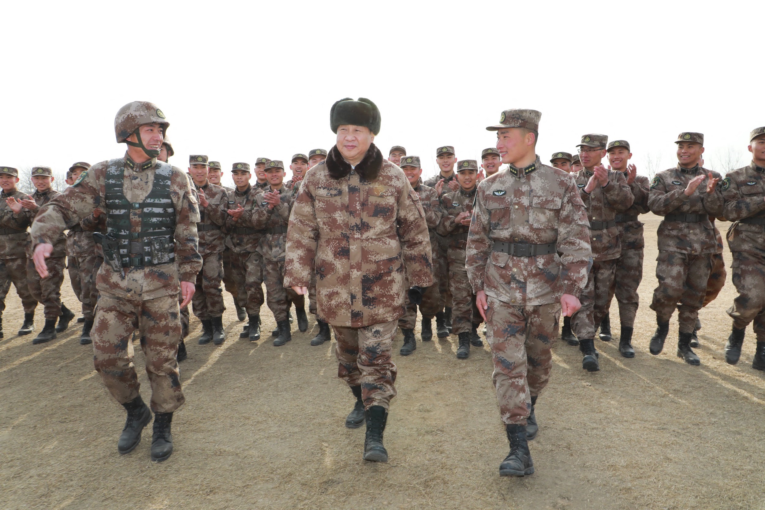 中共領導人習近平（前中）巡視軍隊。（公視提供）