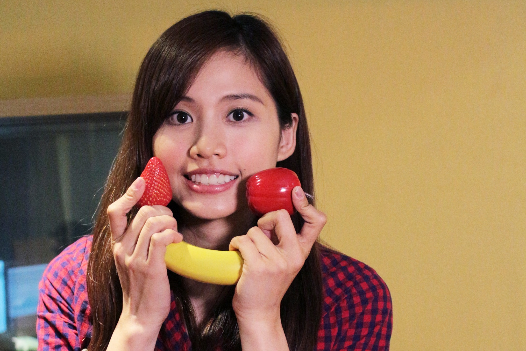 練團時，吳汶芳拿起樂手從日本買回來的水果造型搖鈴猛搖，藉此舒壓。（福茂提供） 