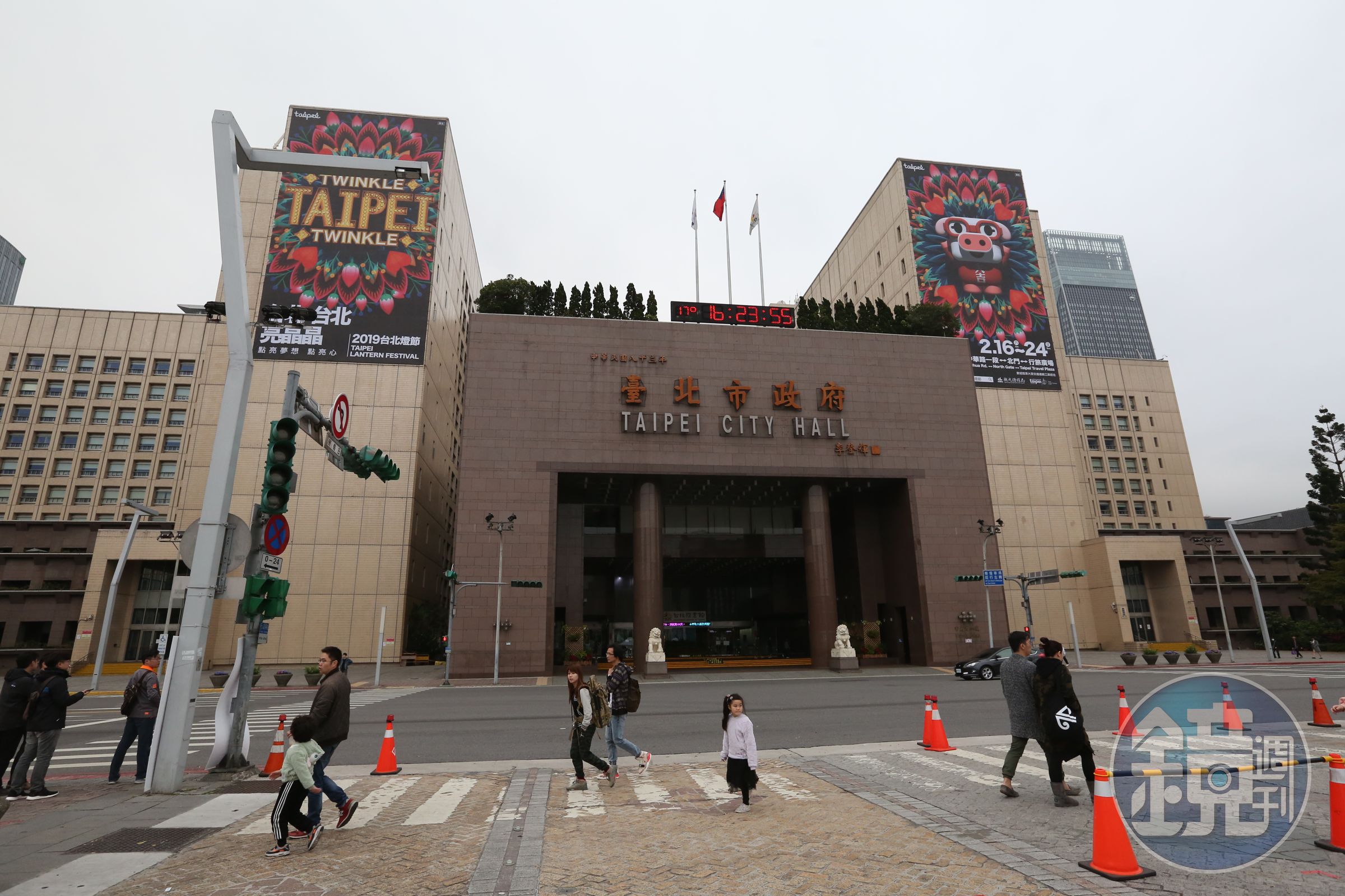 台北市財政局政風室傳出主任黃奕墉涉伸出鹹豬手猥褻女同事。