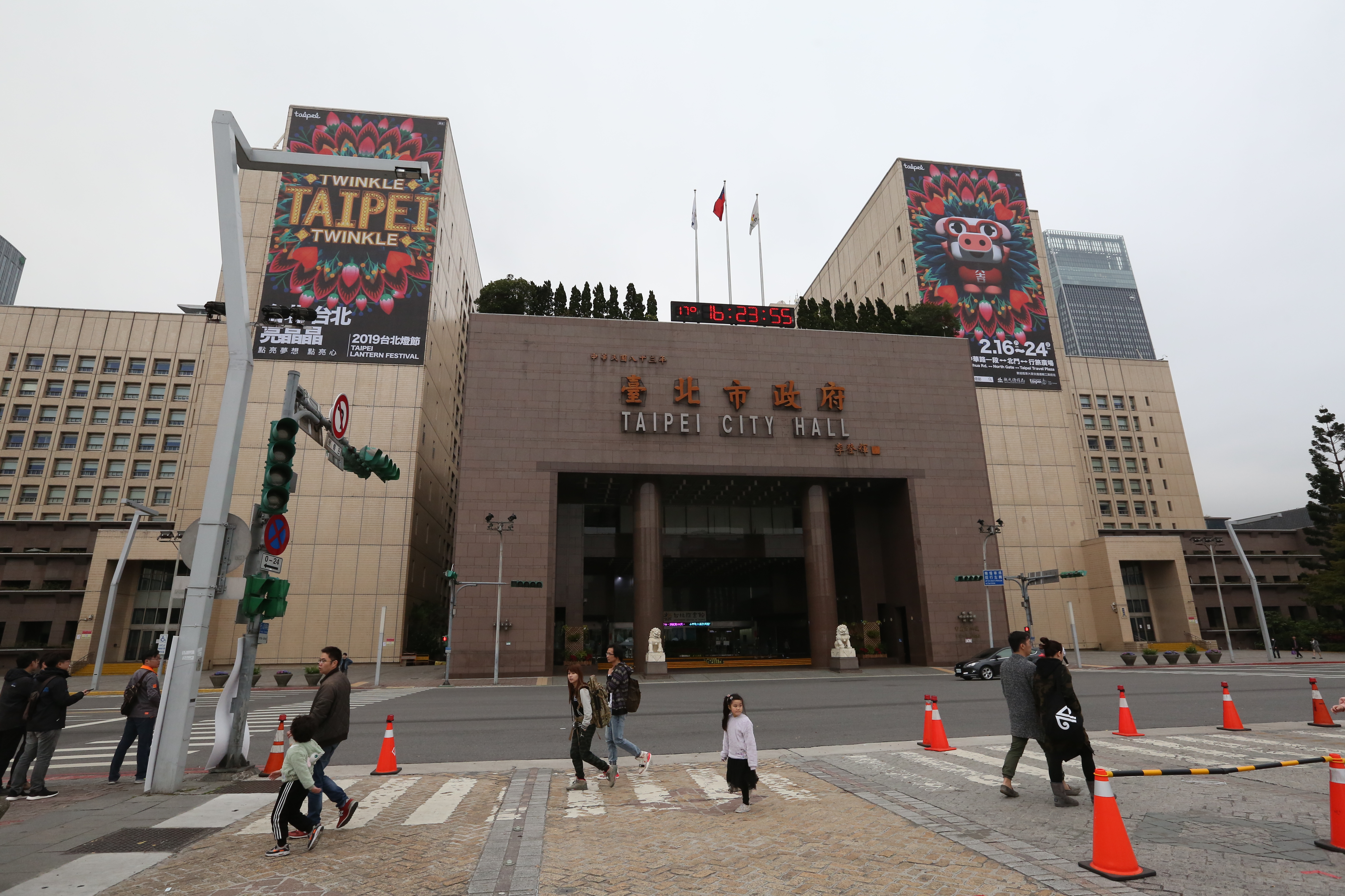 台北市財政局政風室傳出主任黃奕墉涉伸出鹹豬手猥褻女同事。