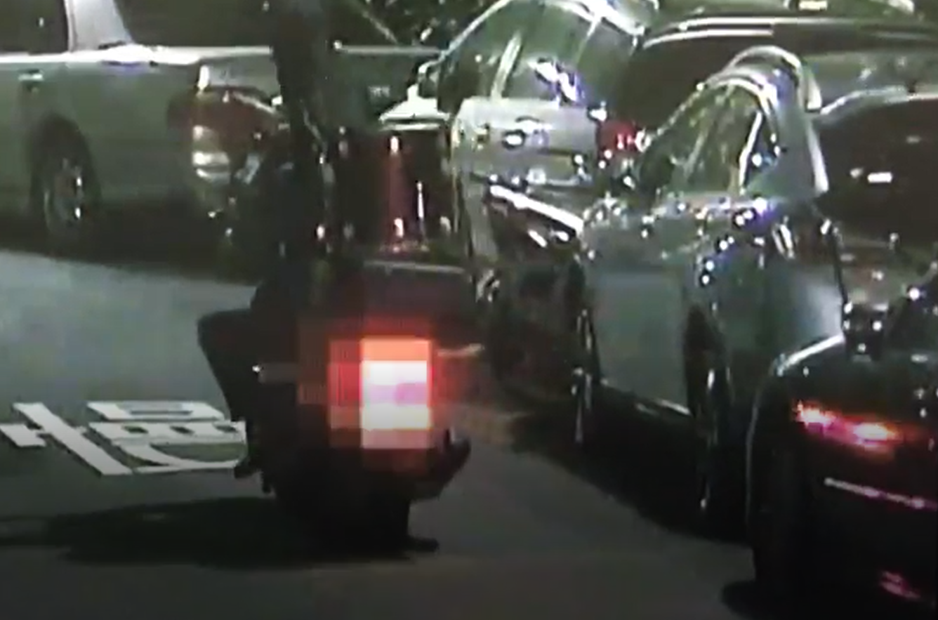 呂嫌將26萬元的樂器用機車載走，過程全被監視器錄下。（警方提供）