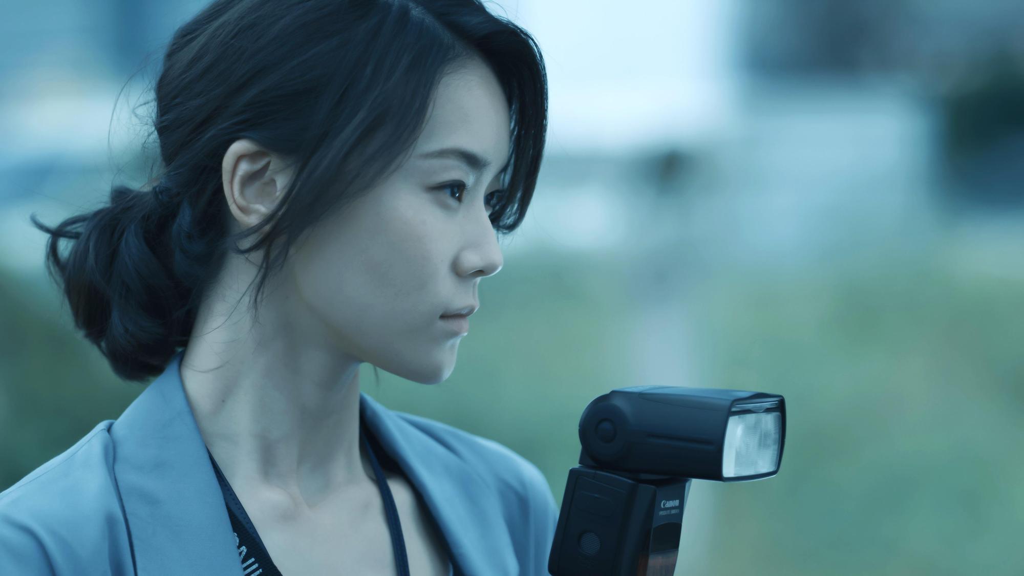 鍾瑶在《浮士德遊戲2》演出追查新聞的記者。（福斯傳媒提供）