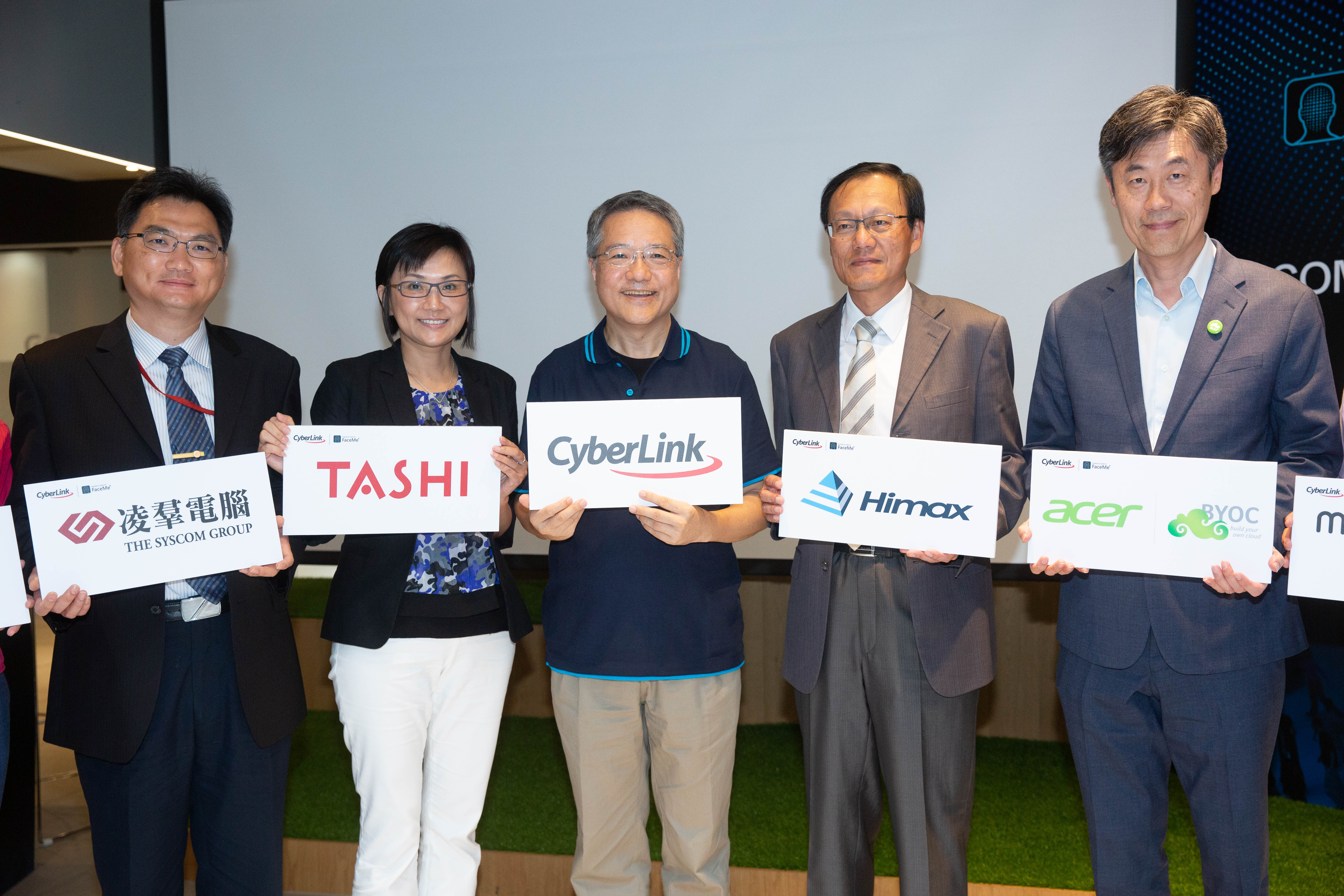 訊連科技黃肇雄執行長（中）攜手宏碁等眾多台廠，合力打臉部辨識世界盃。