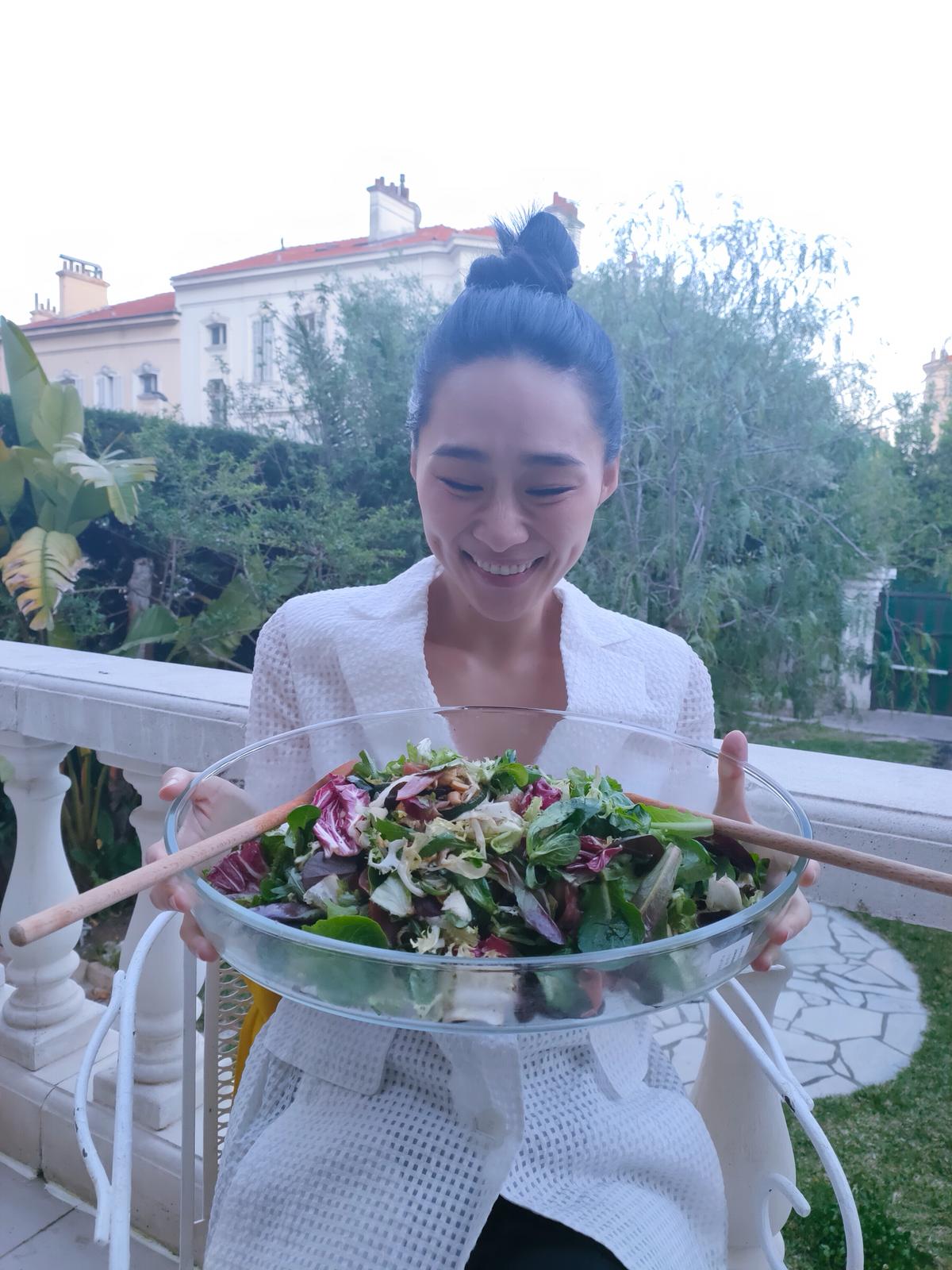 吳可熙為了呈現最佳狀態，在坎城只吃沙拉、水果，昨晚飯後還外出慢跑一小時。（岸上影像提供）