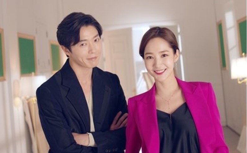 朴敏英（右）和金材昱合作的新戲《她的私生活》，是近期韓國話題性最高的偶像劇。（翻攝自tvN官網）