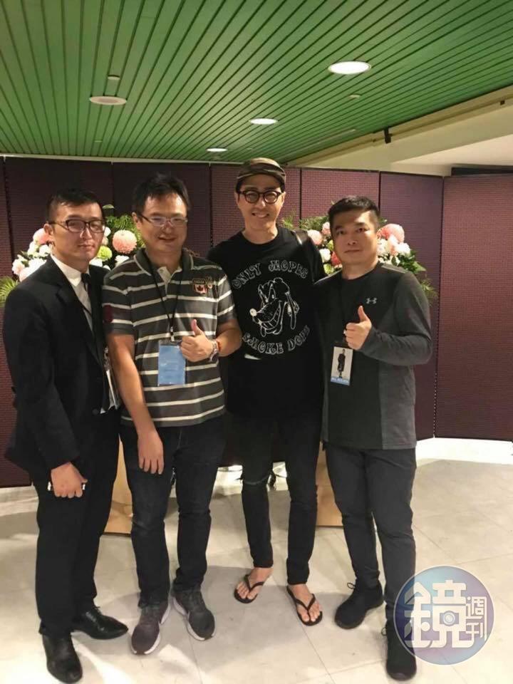 2018年10月的車勝元見面會，吸引一千多粉絲到場。丁南開心合影。(丁南提供)