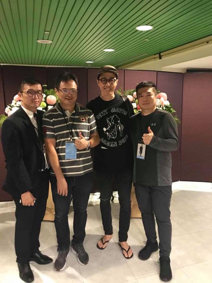 2018年10月的車勝元見面會，吸引一千多粉絲到場。丁南開心合影。(丁南提供)