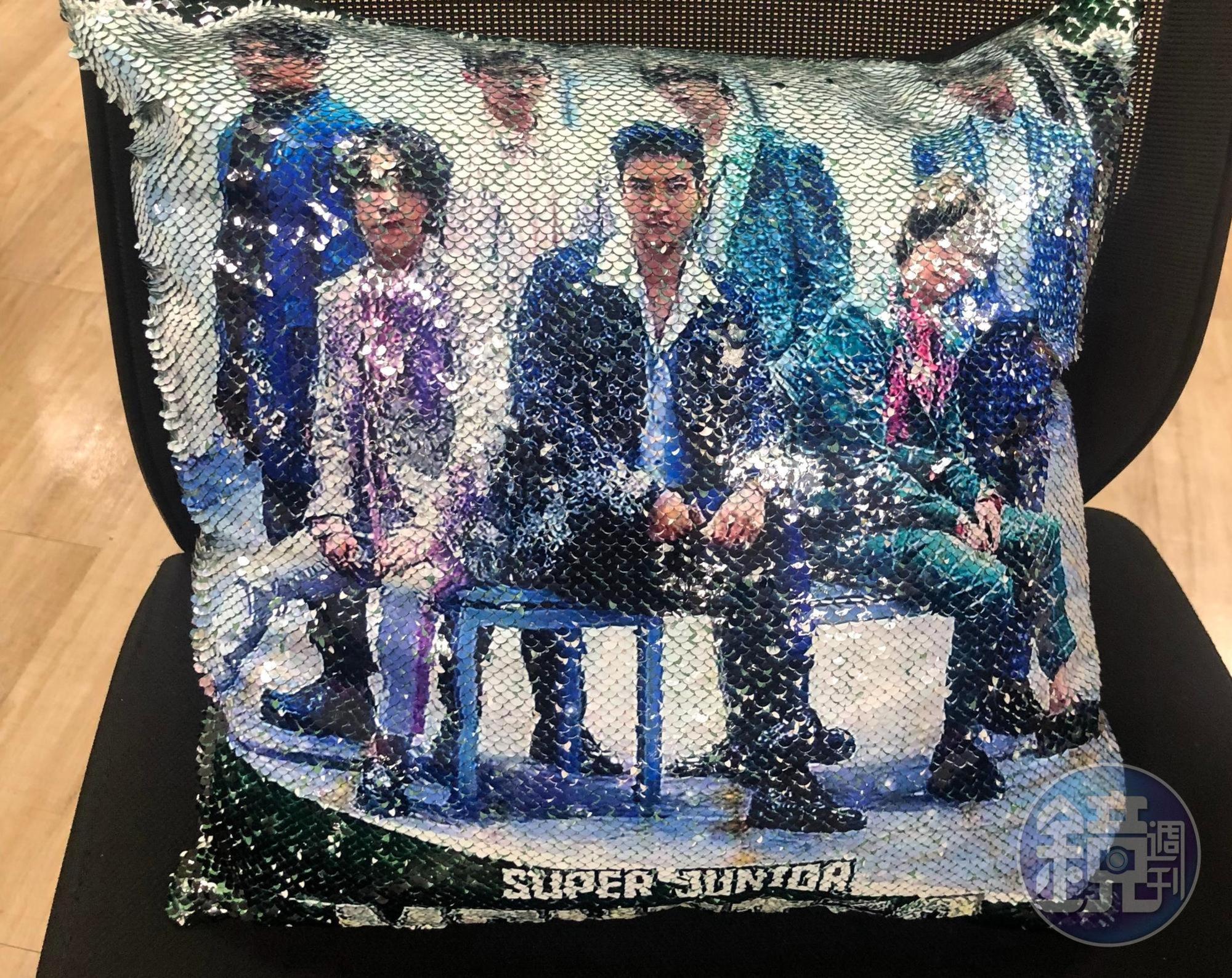 今年三月底的Moster KPOP拼盤演唱會，丁南做了Super Junior亮片抱枕送粉絲。