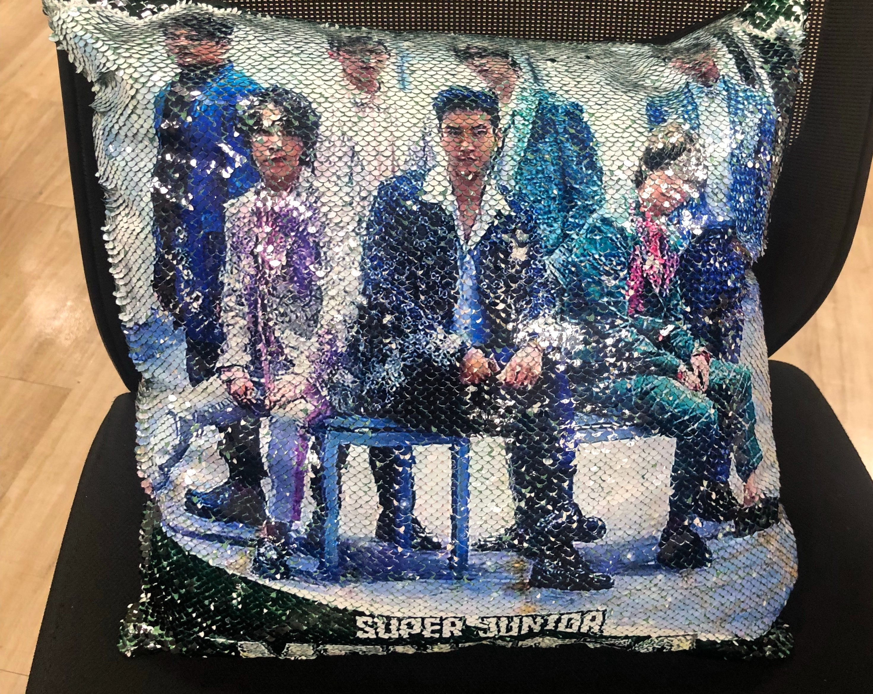 今年三月底的Moster KPOP拼盤演唱會，丁南做了Super Junior亮片抱枕送粉絲。