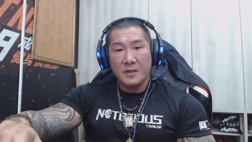 館長為挺韓國瑜向台灣人道歉，希望大家可以原諒他。（翻攝自寶寶愛館長YouTube頻道）