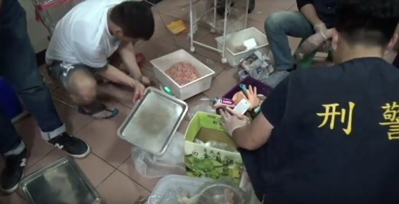 警方在現場起出毒咖啡包、梅片。（刑事局提供）