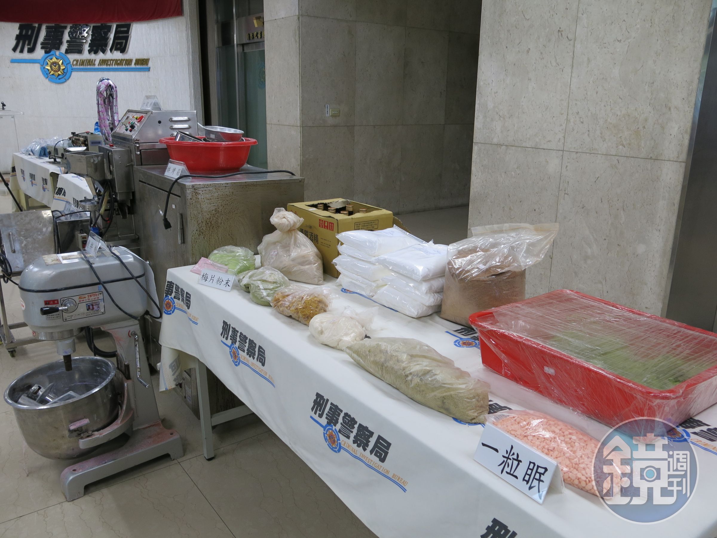 警方查扣大量製毒器具。（刑事局提供）