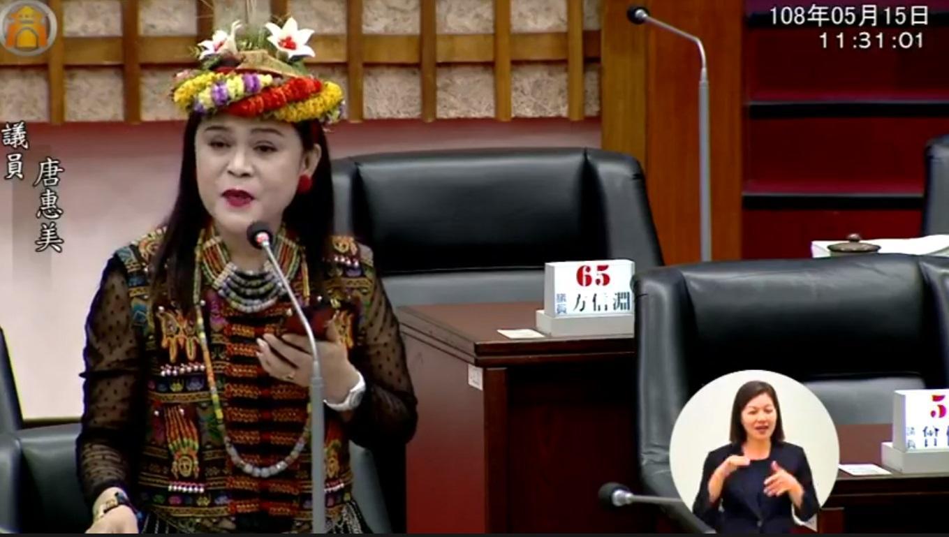 高雄市議員唐惠美在議會質詢時演唱蔡琴的〈讀你〉,向市長韓國瑜示愛。(翻攝自高雄市議會臉書)