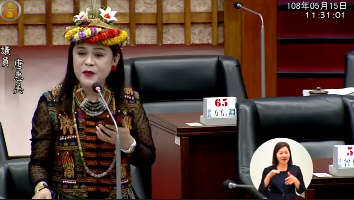 高雄市議員唐惠美在議會質詢時演唱蔡琴的〈讀你〉，向市長韓國瑜示愛。（翻攝自高雄市議會臉書）