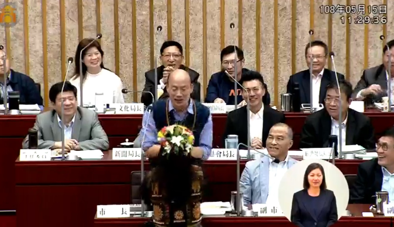 原住民議員唐惠美親手送上琉璃珠給韓國瑜，希望市長平安健康。（翻攝自高雄市議會臉書）