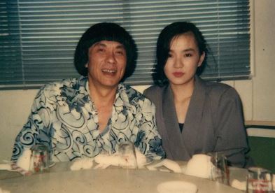 照片中的謝金燕年僅19歲，豬哥亮47歲，看得出來感情仍相當好。（翻攝自謝金燕IG）