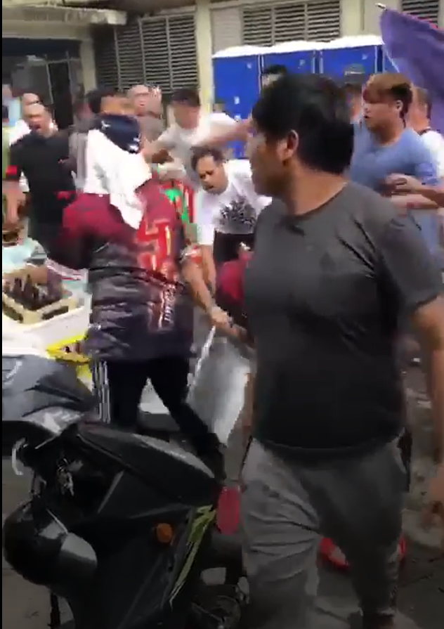 雙方親友勸架，引發更大混戰。