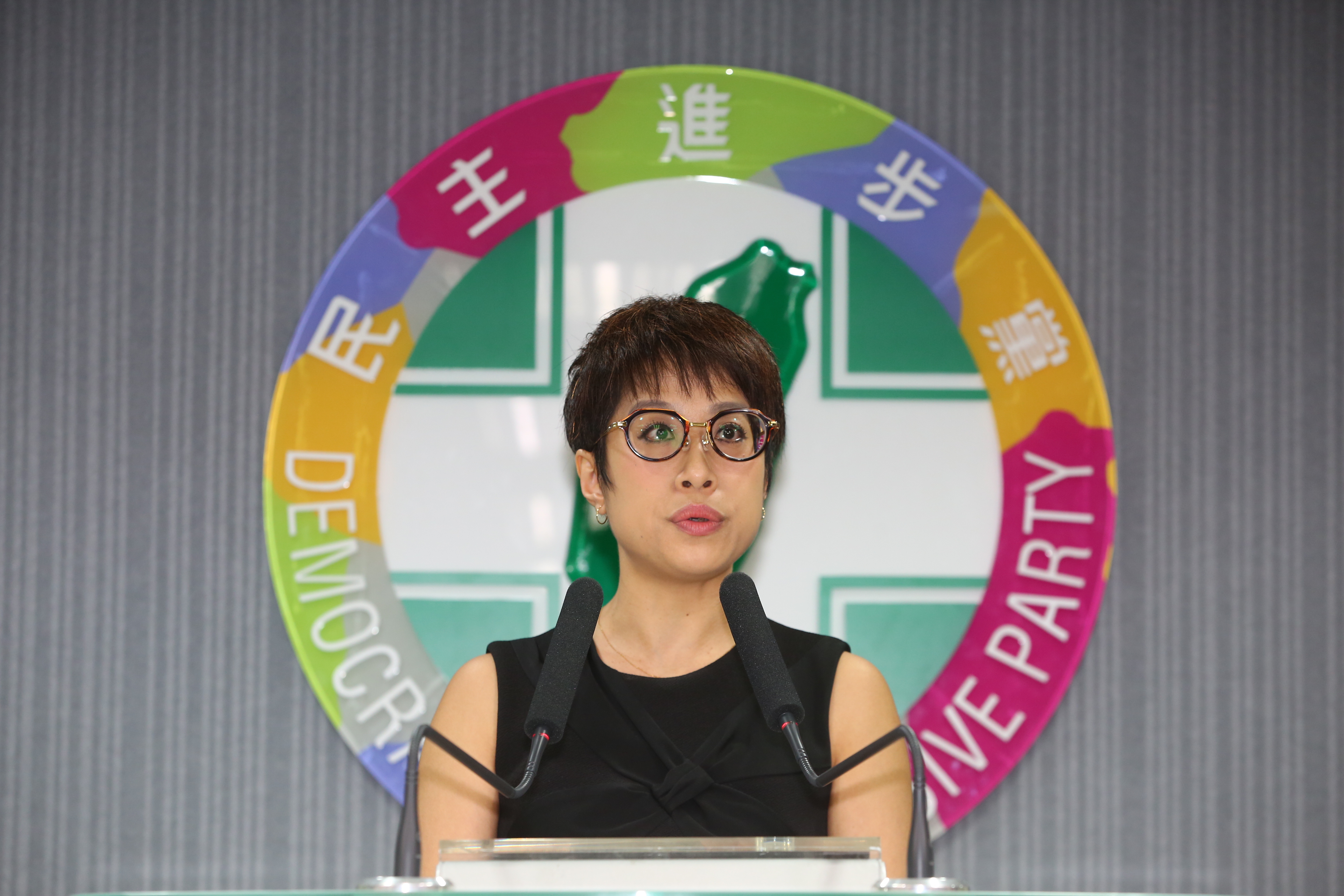 民進黨發言人李晏榕轉述今天中常會結論。