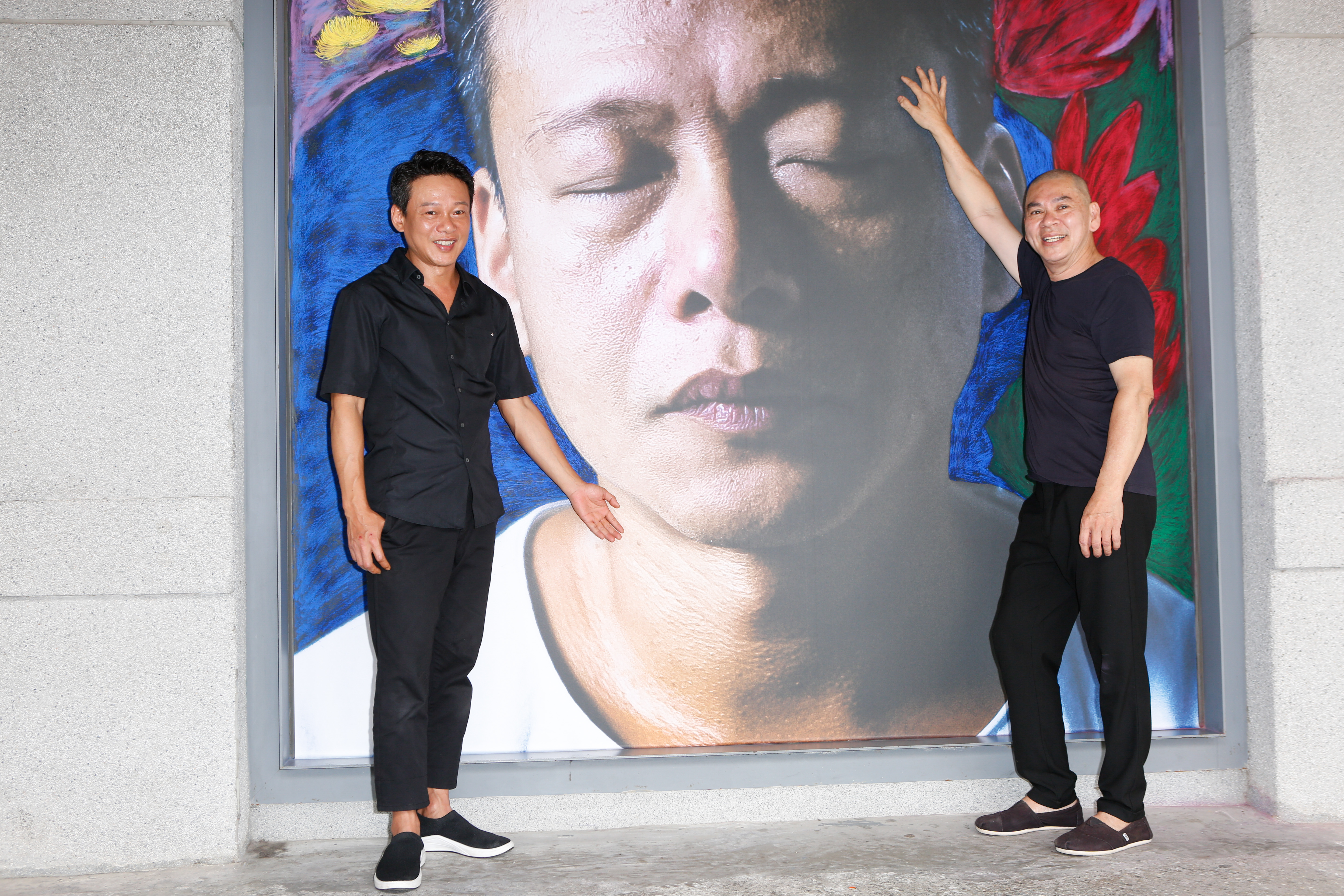 李康生照片的背景畫作，全是蔡明亮親筆繪製。