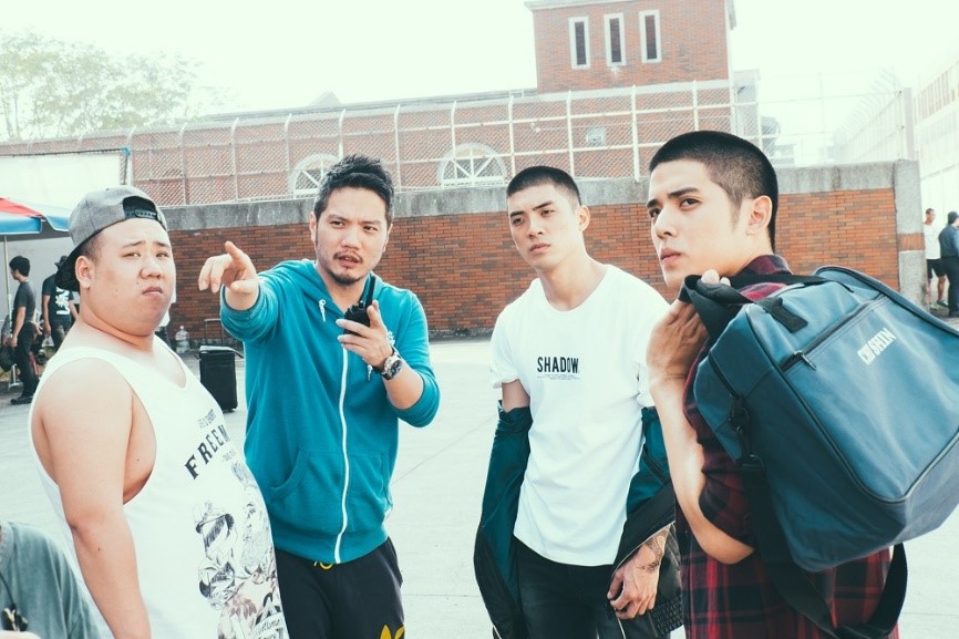 孫啟明（左二）指導演員劉國劭（左一）、林哲熹（右二）及歐陽倫演戲。（結果娛樂提供）