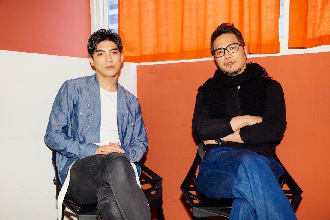 導演孫啟明（右）藉由選角演員的集訓群體生活，選出心目中的最佳男主角林哲熹。