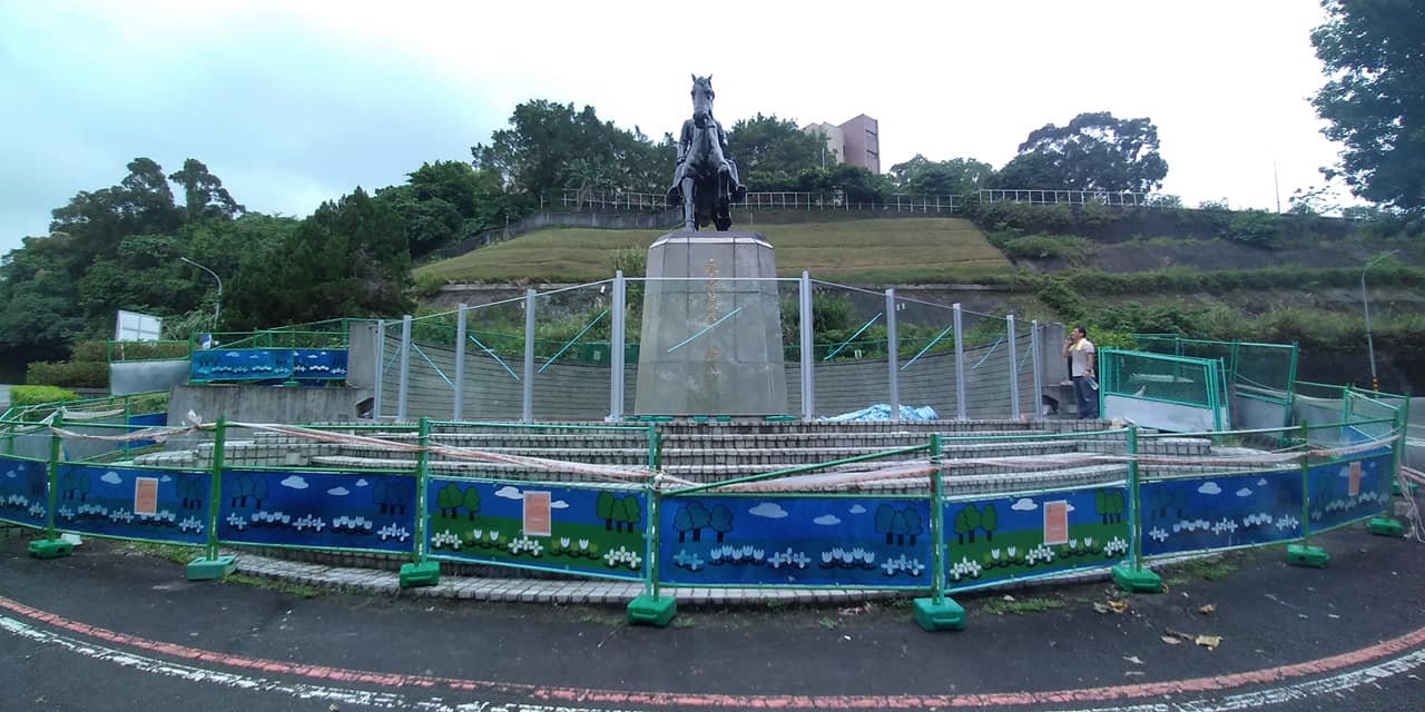 紀錄片導演李惠仁在臉書po出政大為蔣公加強化玻璃護欄照片。（翻攝自李惠仁臉書）