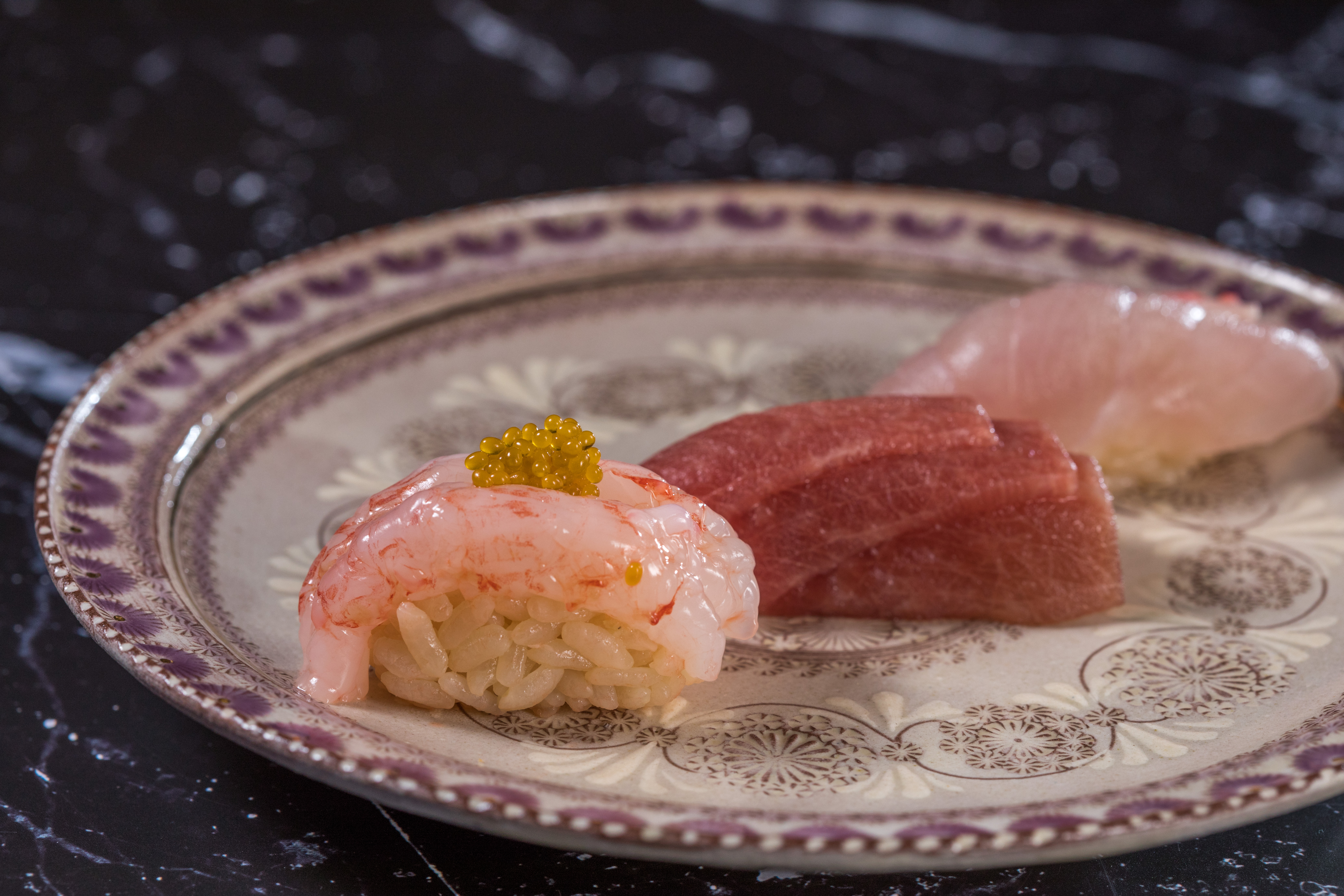 （左起依序）春季限定的「縞蝦」，甜度和Q度更勝甜蝦；這個季節產量最少的野生「和歌山黑鮪魚」，做成三片薄切；「金目鯛」的豐厚油脂，也是最近才能嘗到的美味。