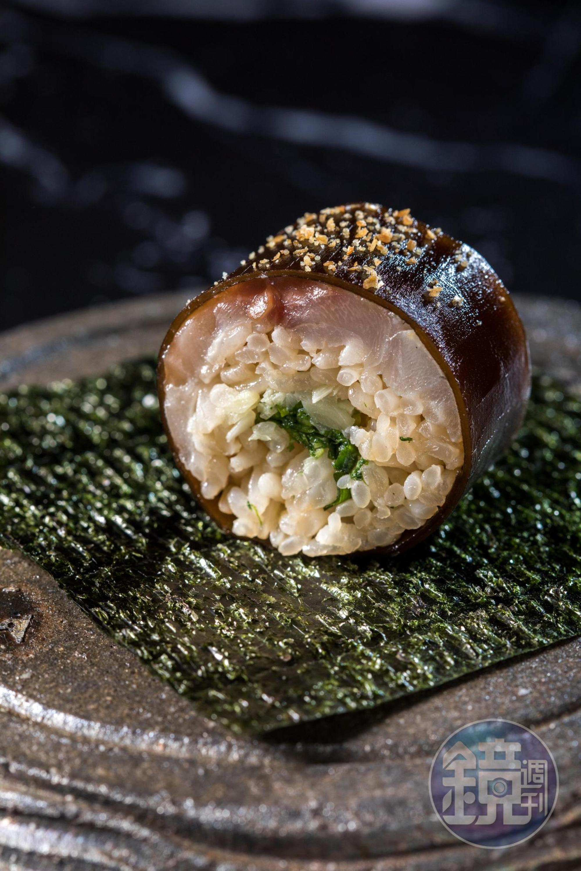 「棒壽司」把大阪灣竹莢魚裹在味醂高湯入味兩週的昆布裡，熟陳氣息中，蝦夷蔥和紫蘇葉的鮮香是最好點綴。