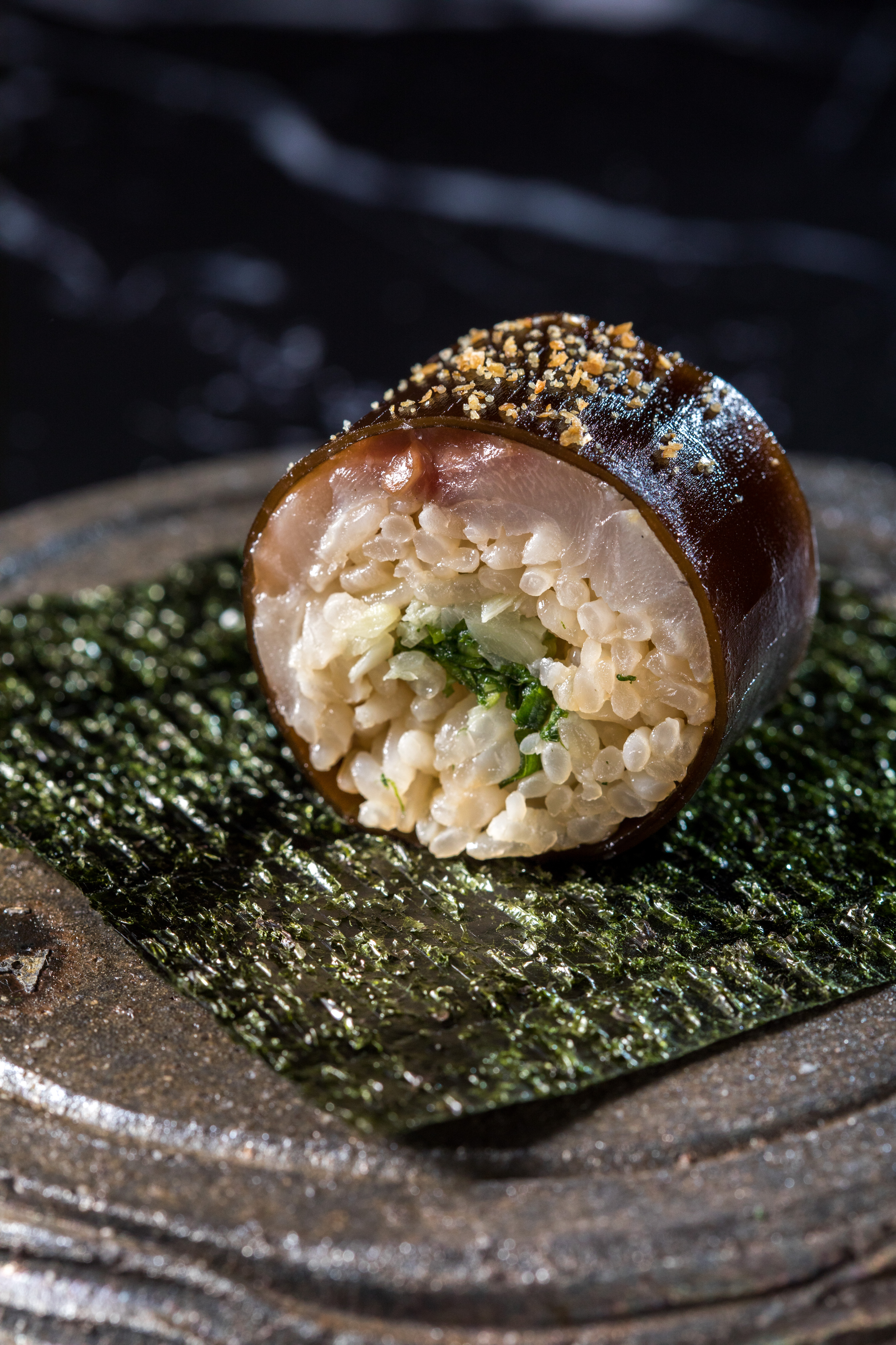 「棒壽司」把大阪灣竹莢魚裹在味醂高湯入味兩週的昆布裡，熟陳氣息中，蝦夷蔥和紫蘇葉的鮮香是最好點綴。