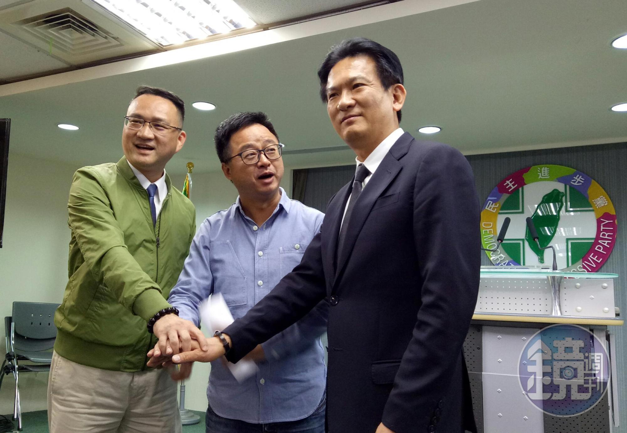 民進黨總統初選蔡賴雙方陣營首次進行事務議題協調，會後羅文嘉（中）與雙方代表林俊憲（右）、阮昭雄（左）合照。