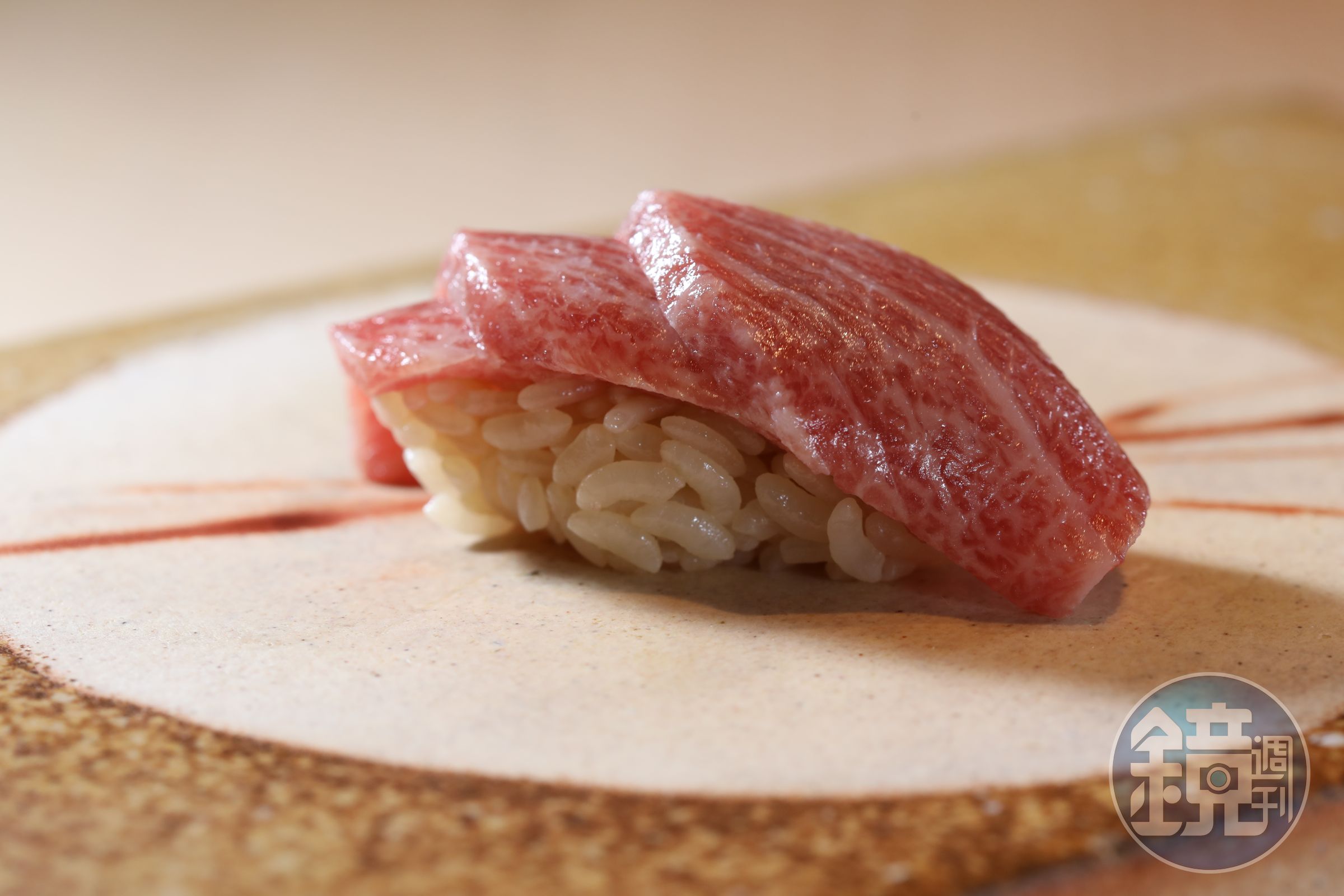 3片錯落堆疊的「鮪魚」，腴潤而不軟爛，除了食材品質到位，也得歸功於技藝。