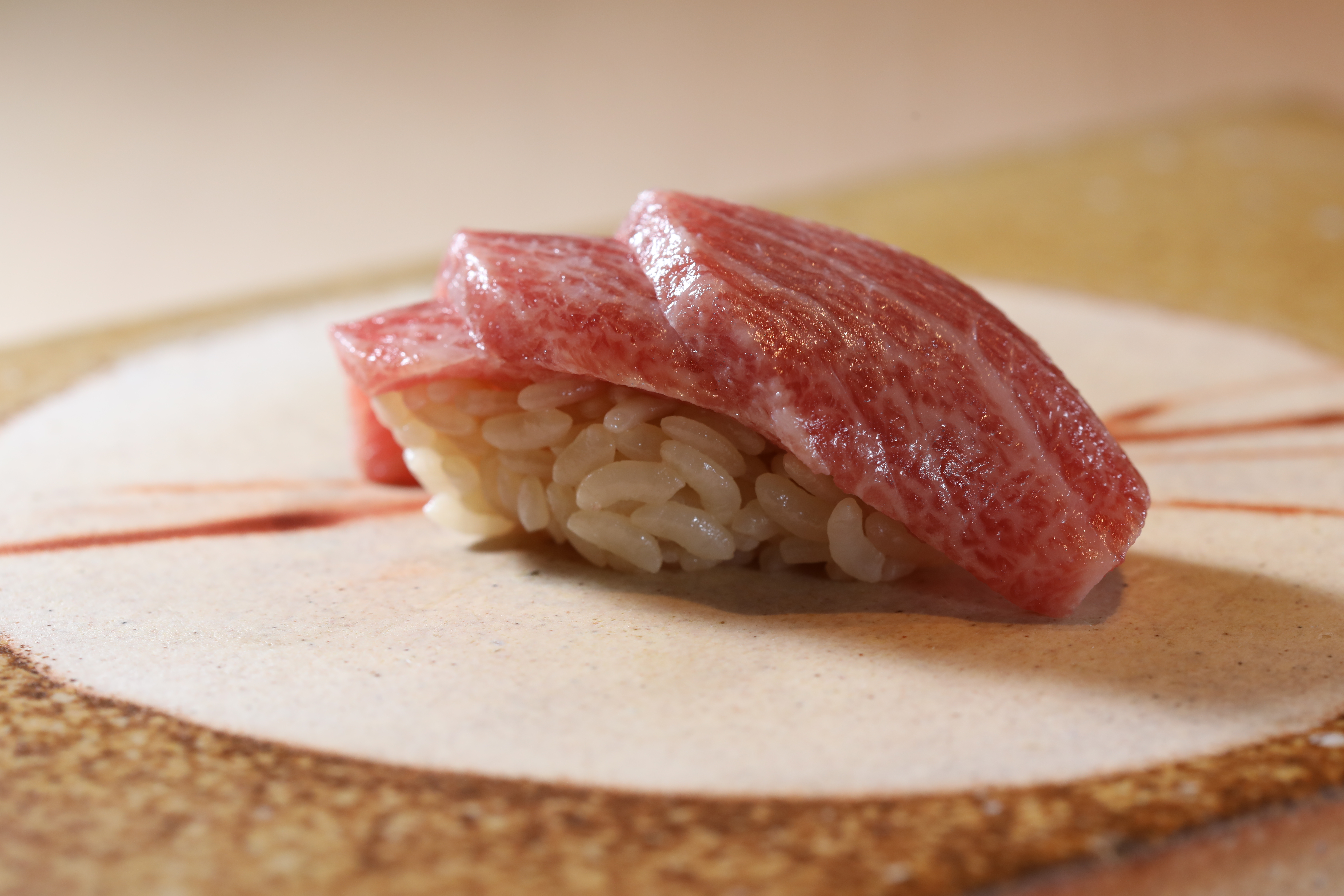 3片錯落堆疊的「鮪魚」，腴潤而不軟爛，除了食材品質到位，也得歸功於技藝。