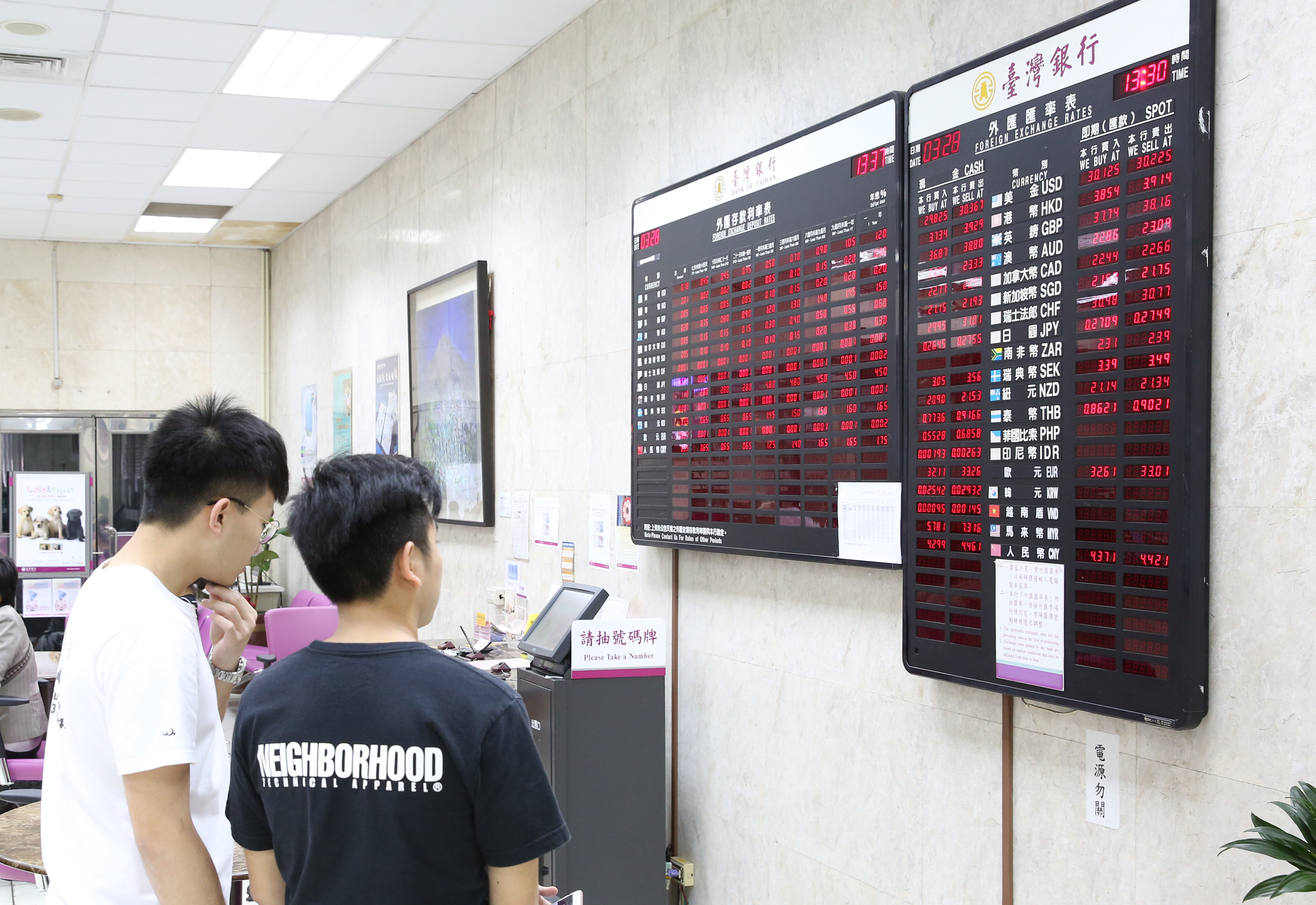 多觀察匯率走勢，就能趁低點加碼買進，換到較多的外幣。