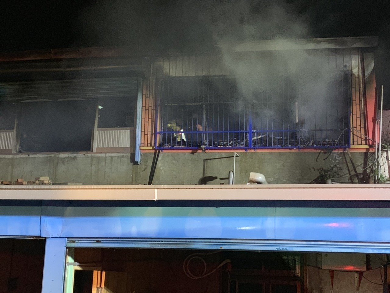 苗栗縣後龍鎮中華路上的一處連棟兩層樓透天厝發生火災意外。（苗栗縣消防局提供）