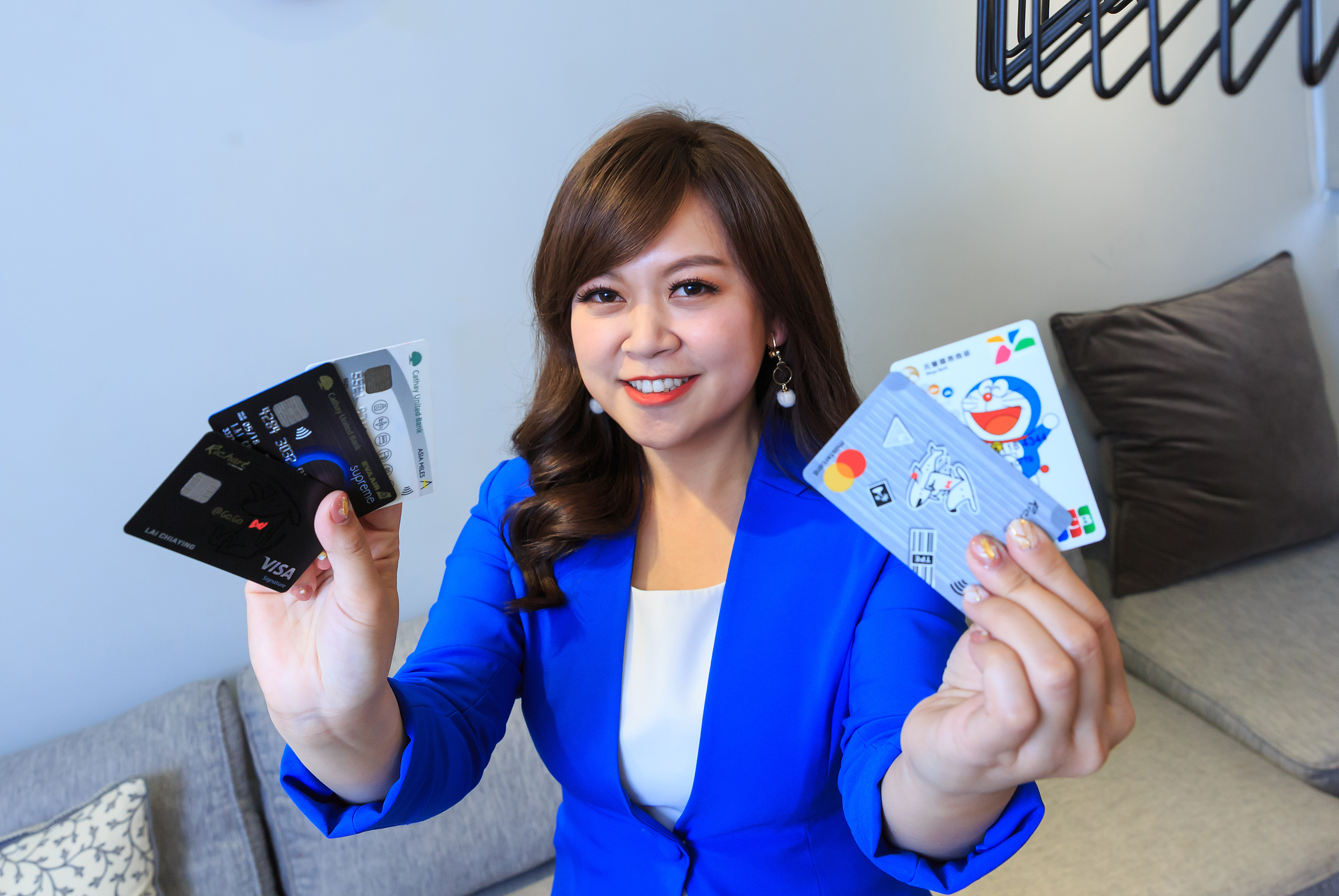 儘管天天使用信用卡消費，賴家瑩的皮夾裡只放常用的3～5張卡片，便於管理。