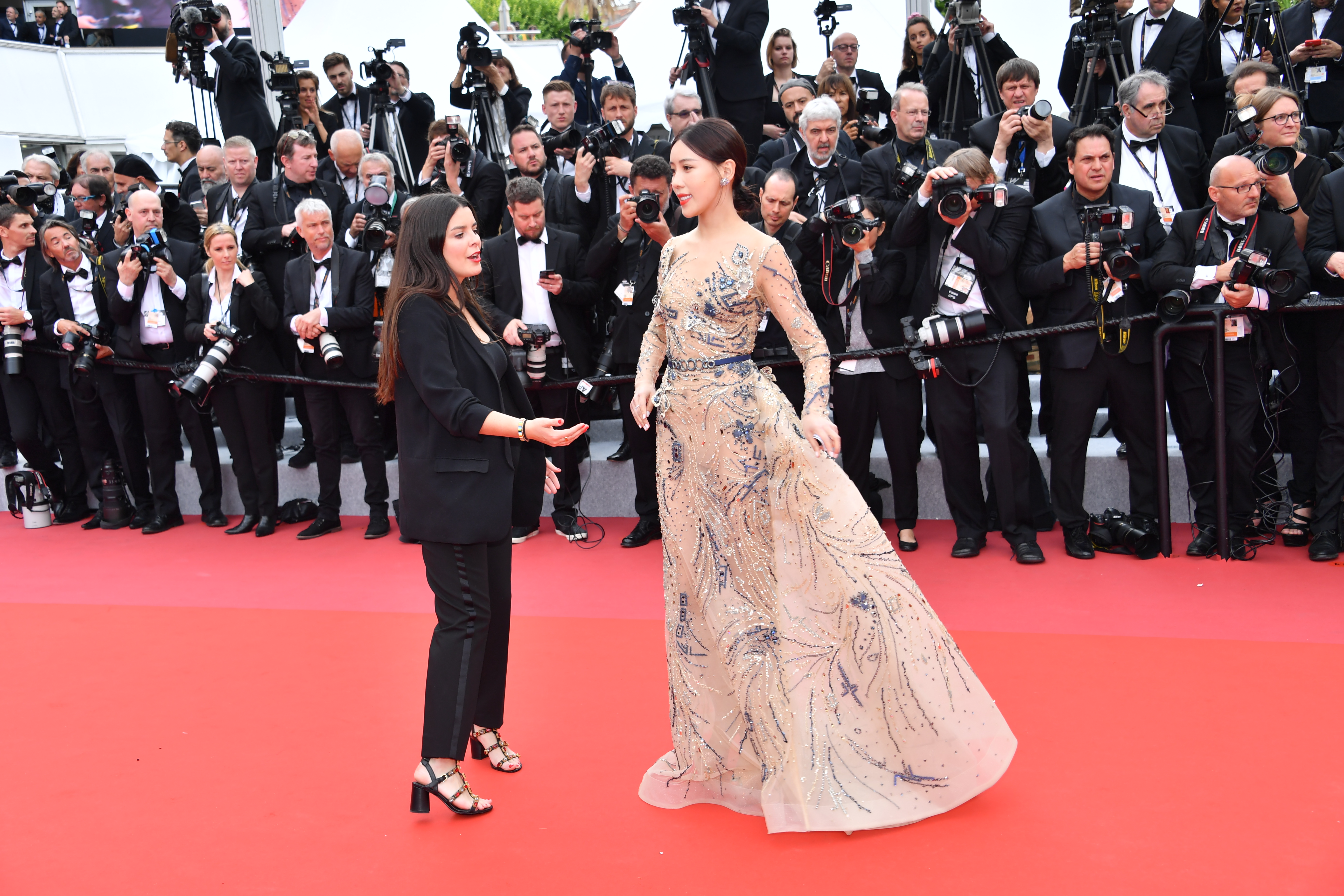 坎城影展昨開幕，中國大陸瘋傳一名女星賴在紅毯不走。（東方IC）