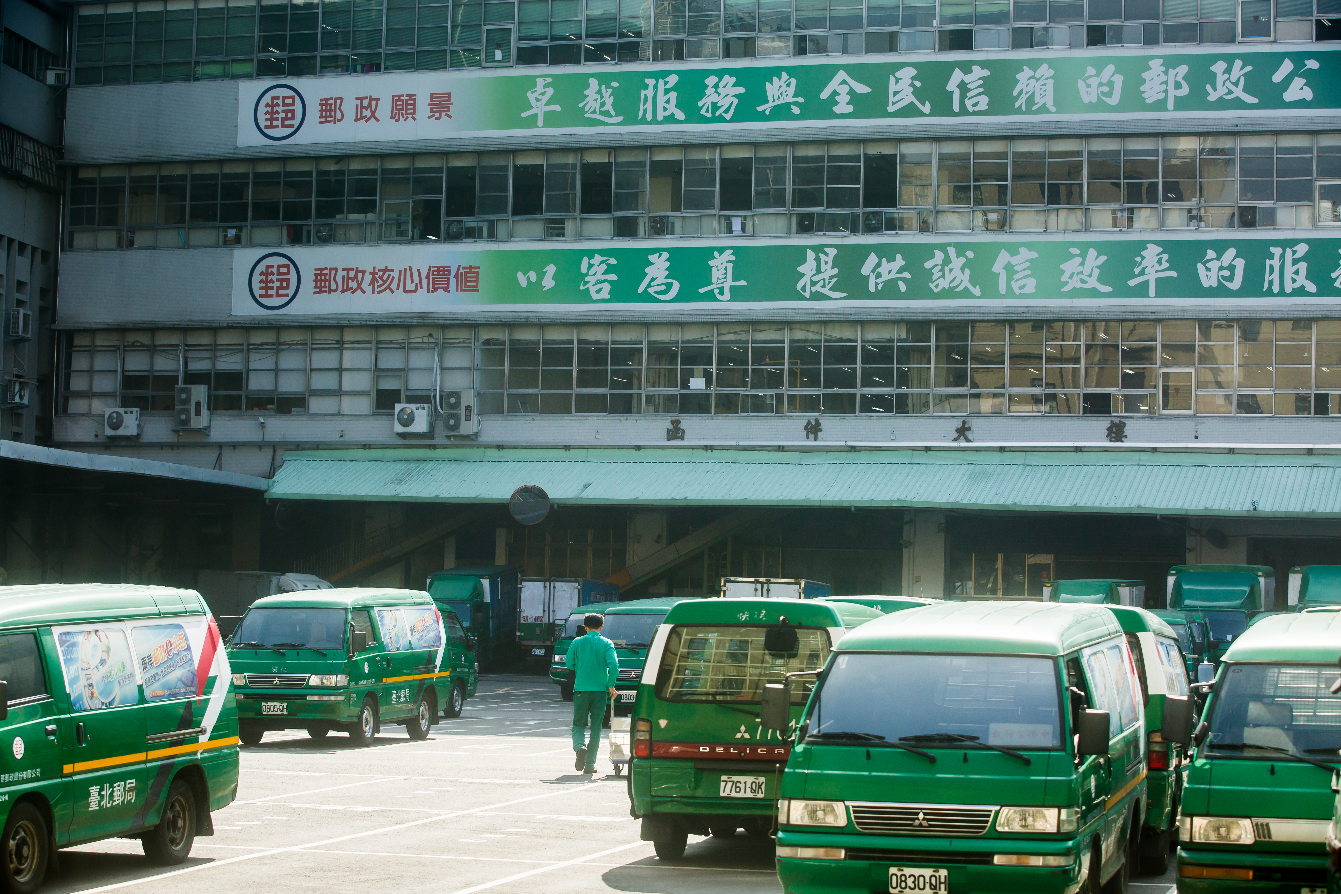 中華郵政智慧物流園區招租案爭議有解，行政院決定讓中華郵政與PChome完成締約。