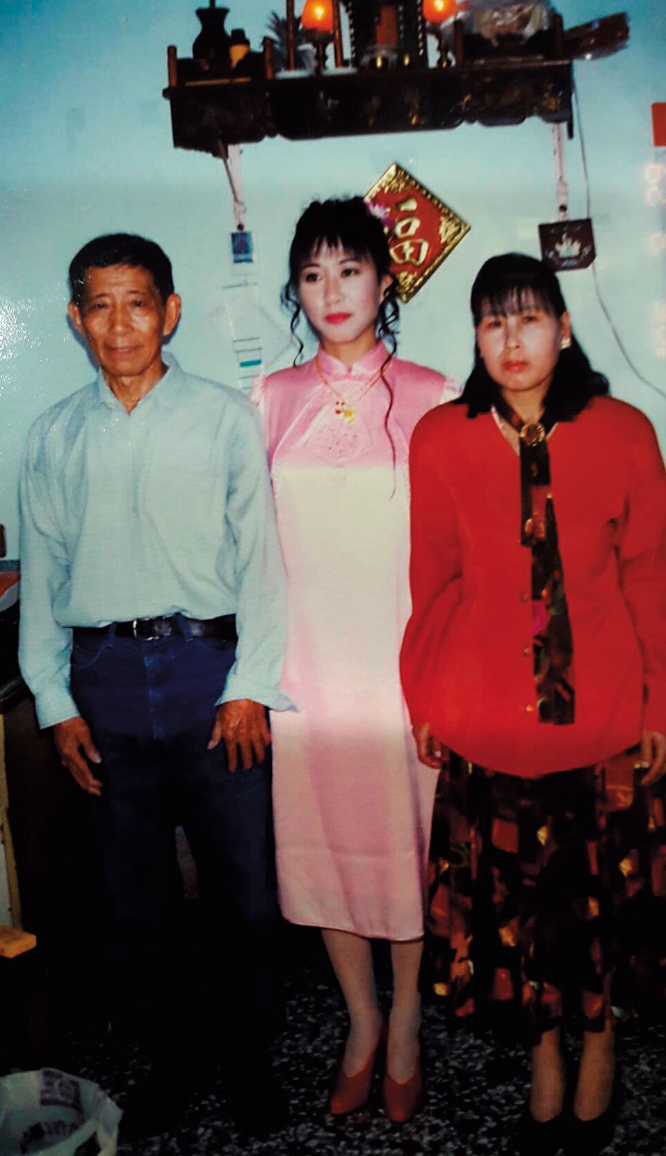 沈猷君（中）訂婚時與父母合照，當時父親（左）帶著倦容參加，結婚時父親已無力出席婚禮。（沈猷君提供）