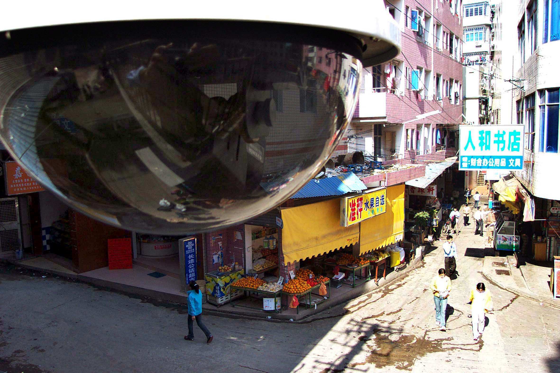 監視錄影機的無處不在，讓人們的一舉一動無從遁形。（東方IC）