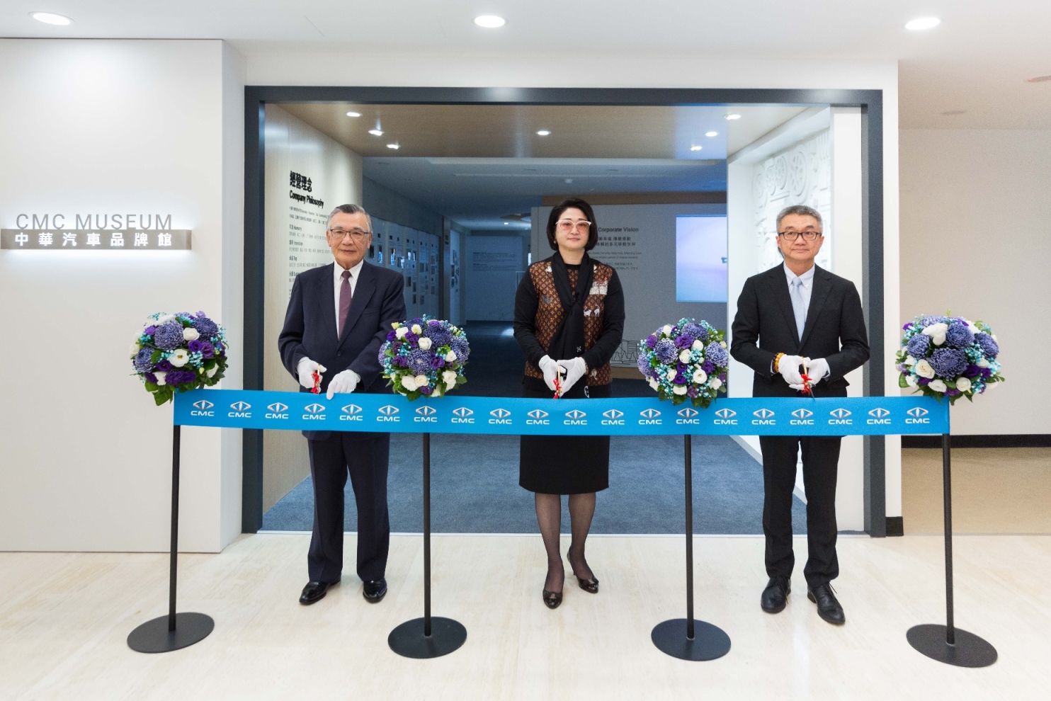 中華汽車品牌館隆重開幕，董事林信義（左起）、董事長嚴陳莉蓮、總經理陳昭文出席開幕剪綵。（中華汽車提供）