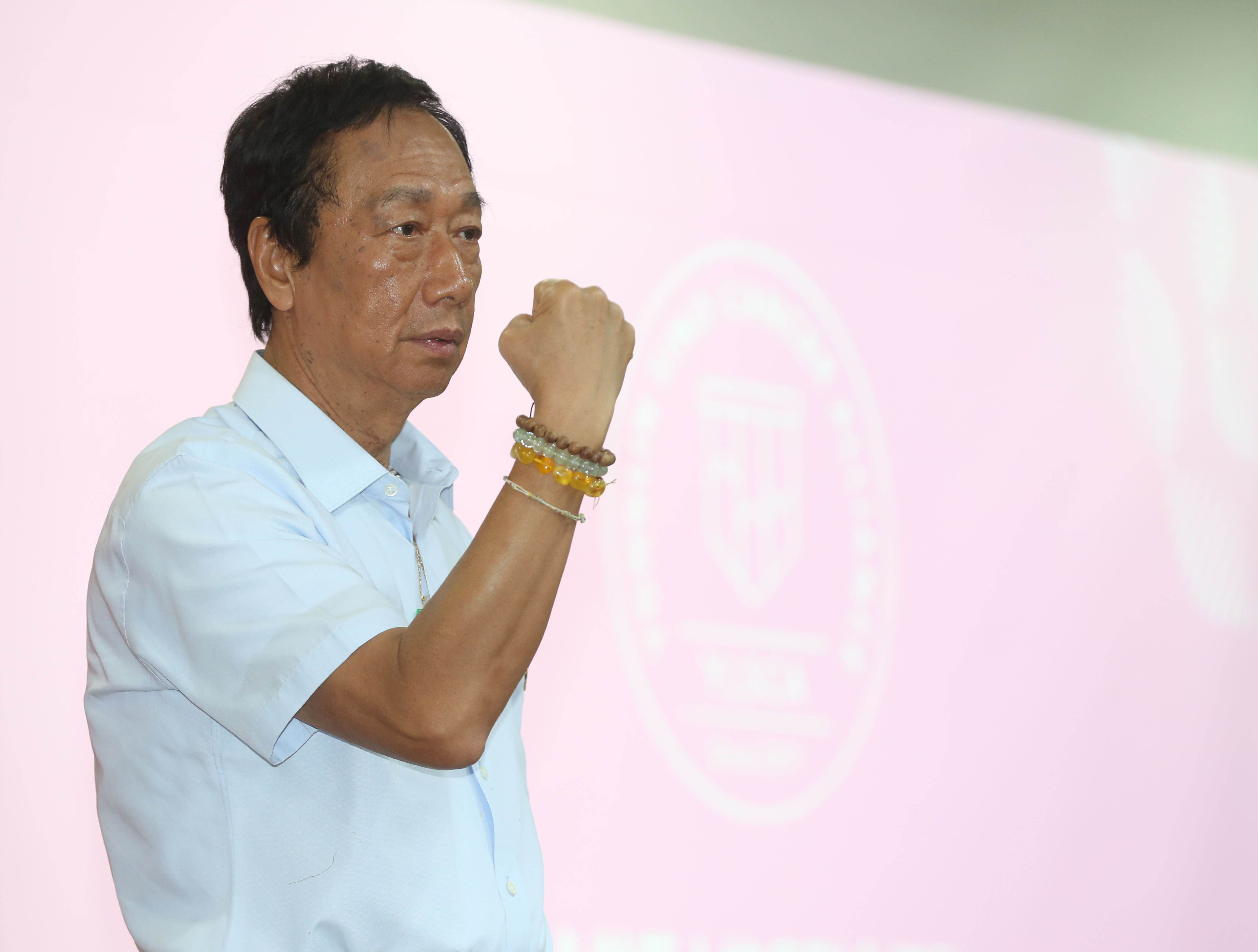 郭台銘昨（15日）在臉書發文怒批蔡政府濫用權力，認為破壞人民信任的蔡政府必須下架。