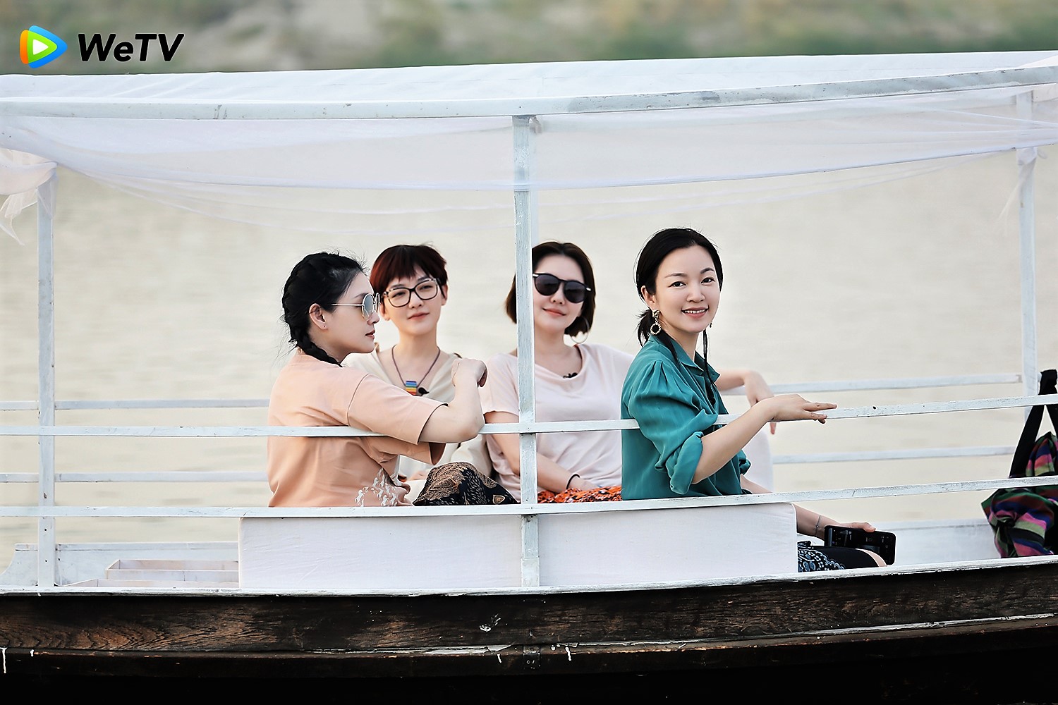大S、范曉萱、小S、阿雅在《我們是真正的朋友》體驗泛舟。（WeTV提供）