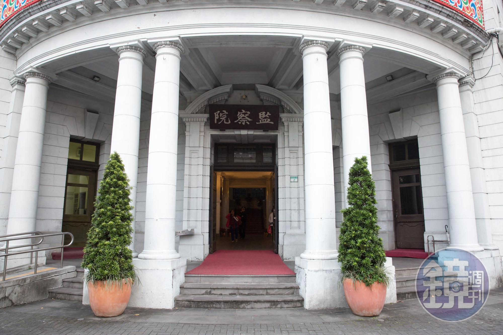監委蔡崇義過去擔任法官所審理的一起偽造文書案,嚴重侵害當事人訴訟權益,引起司法圈議論,認為監院也要比照辦理提起彈劾。