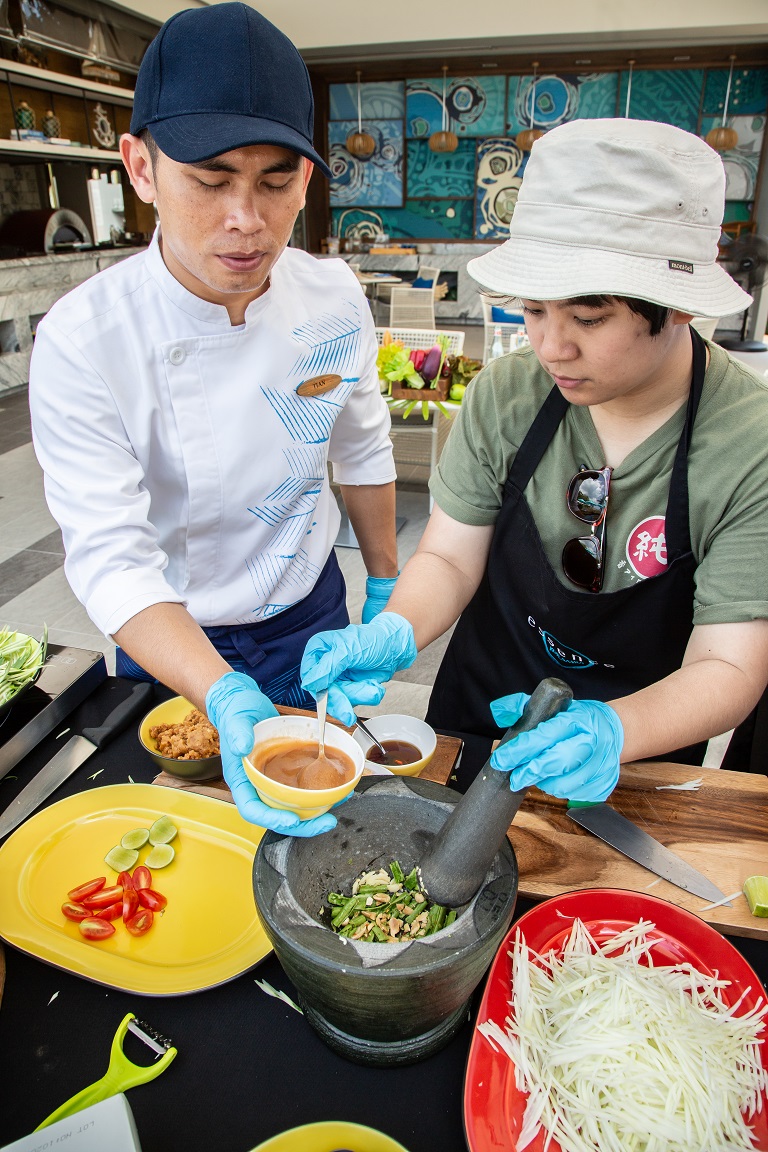 旅客可以選擇體驗，由飯店廚師親自教學的泰式料理。