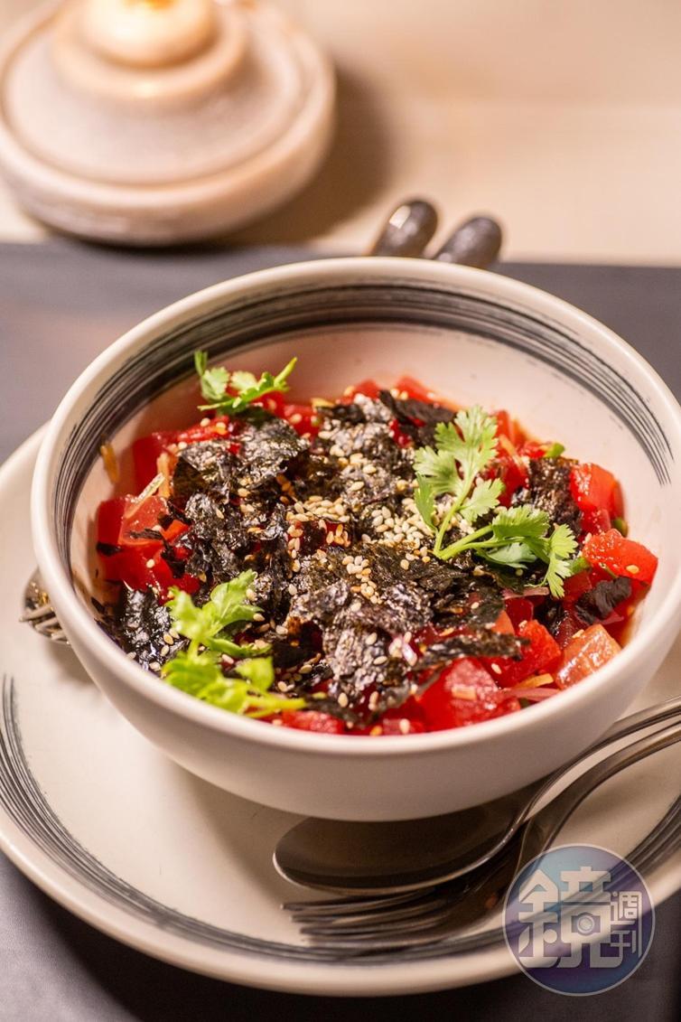 「Watermelon Poke」是與生魚切塊品嚐的一般Poke相似的調理方式,只是將魚換成西瓜。(350泰銖/份,約NT$364)
