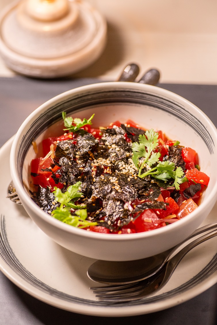 「Watermelon Poke」是與生魚切塊品嚐的一般Poke相似的調理方式，只是將魚換成西瓜。（350泰銖／份，約NT$364）