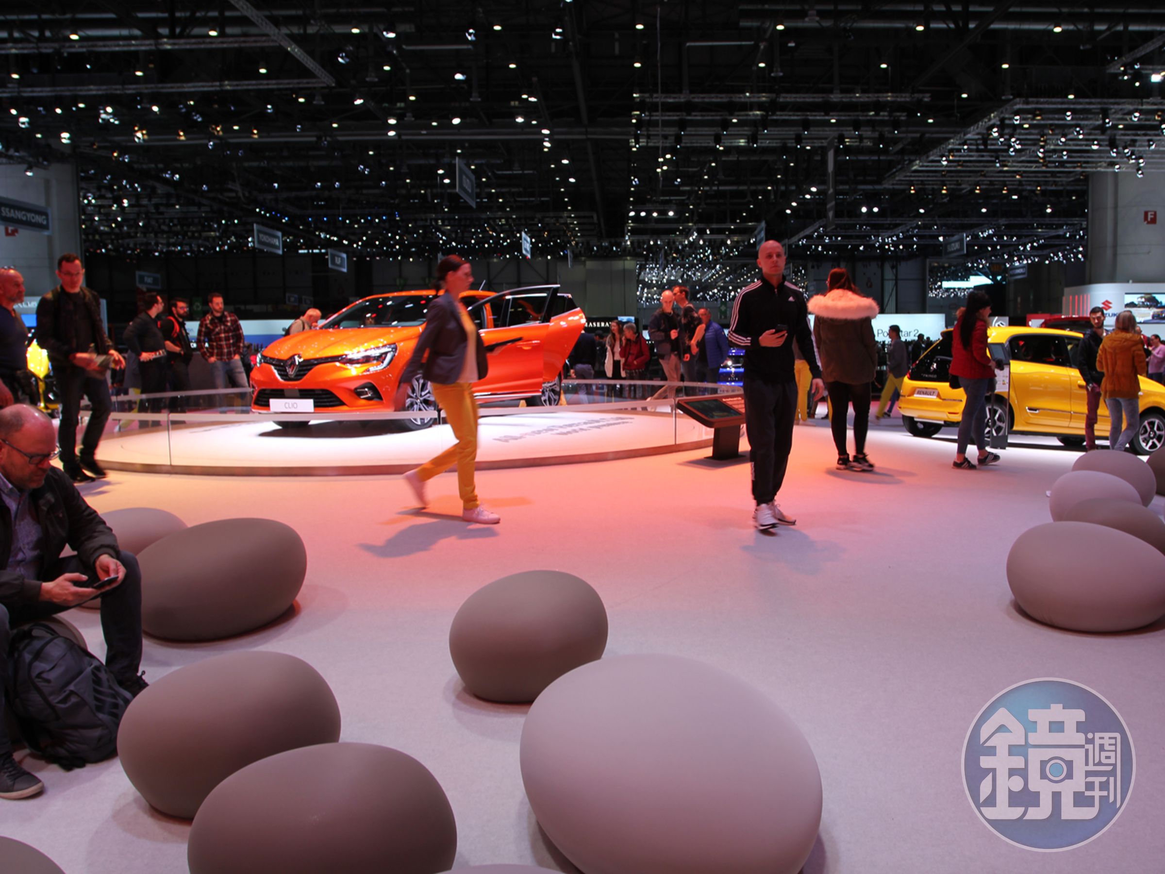 RENAULT的展館很法國，連休息區都很超時尚。