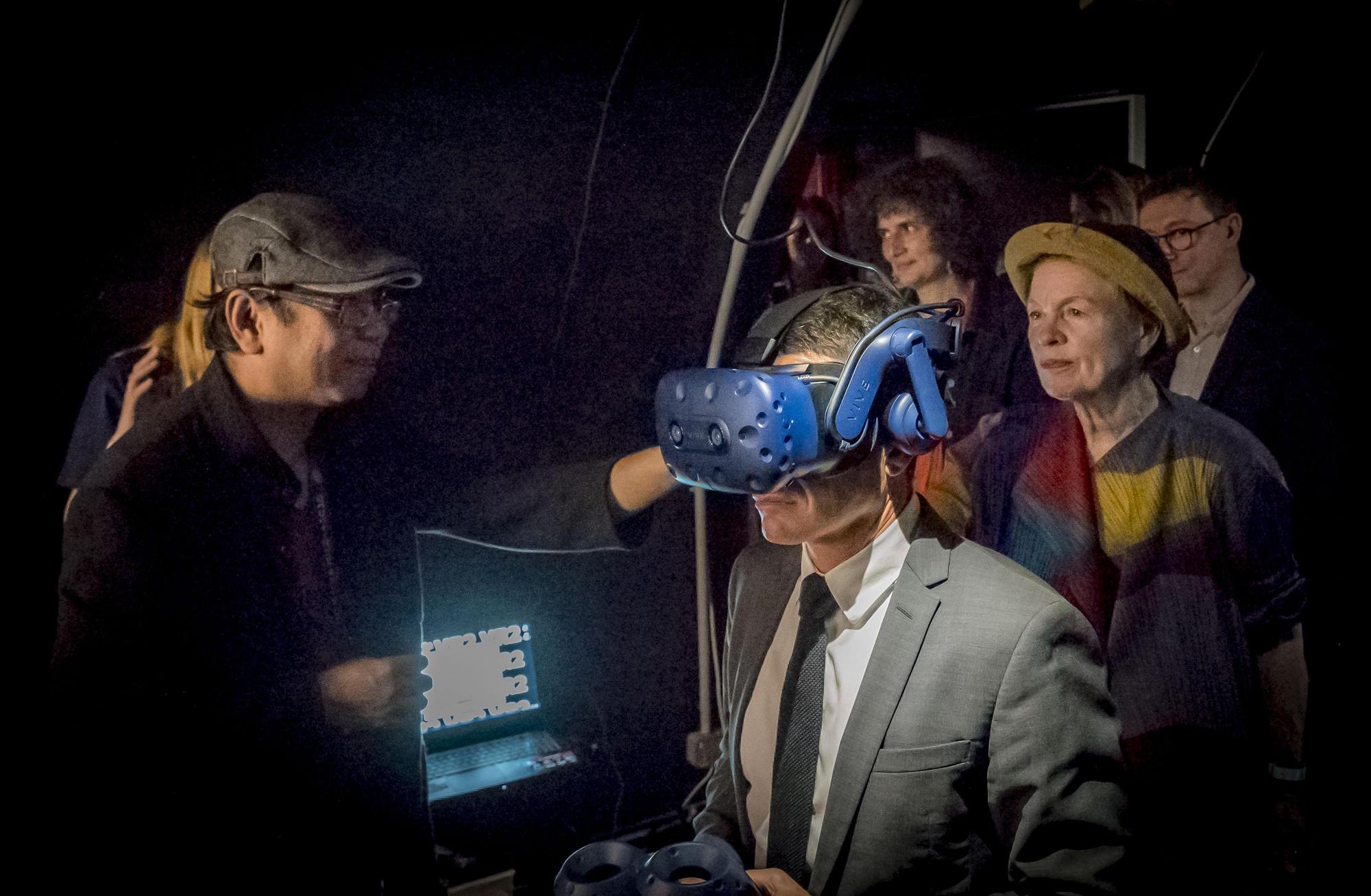 黃心健（左）、Laurie Anderson（右），替法國坎城市市長David Lisnard（中）解說。（故事巢提供）
